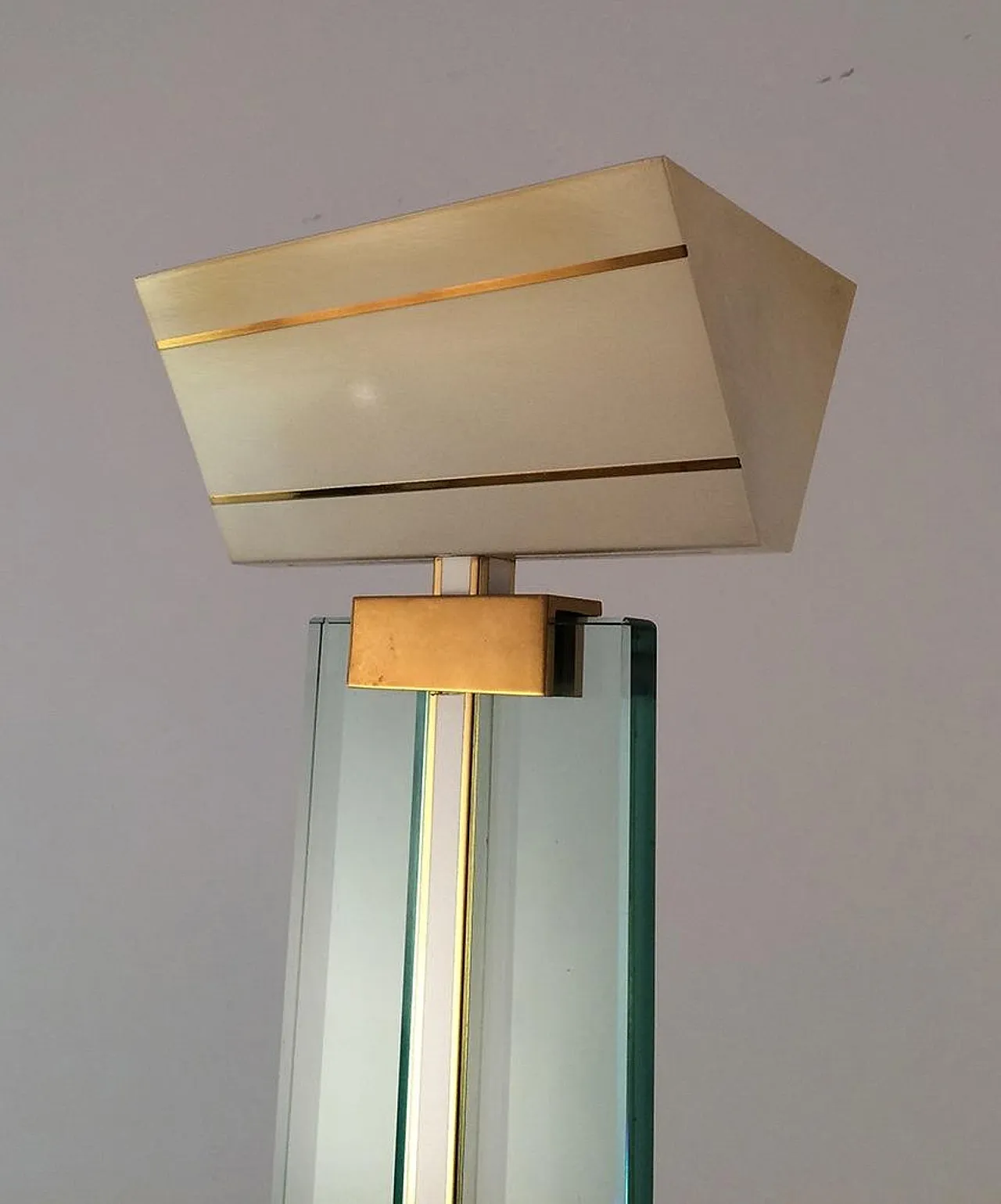 Lampada da terra in vetro, ottone e metallo laccato, circa 1970. 4
