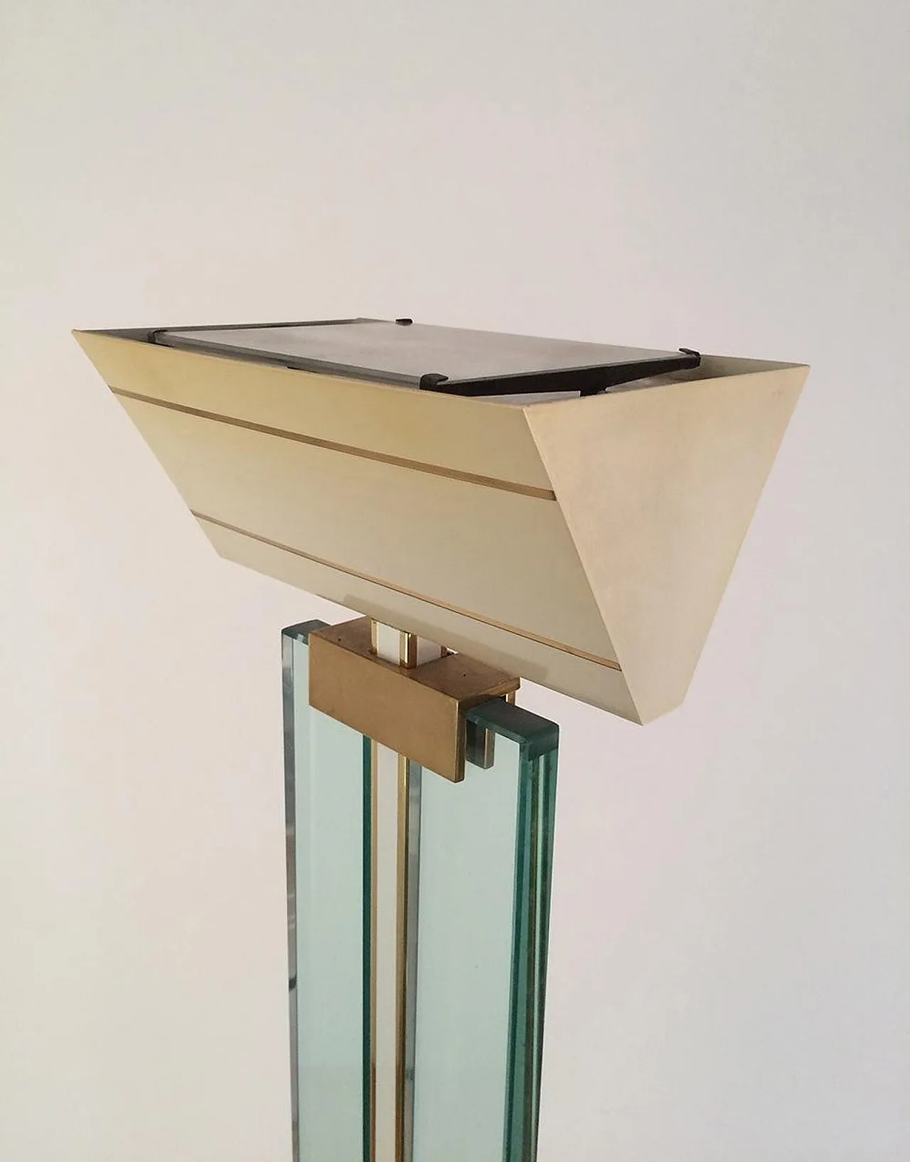 Lampada da terra in vetro, ottone e metallo laccato, circa 1970. 5