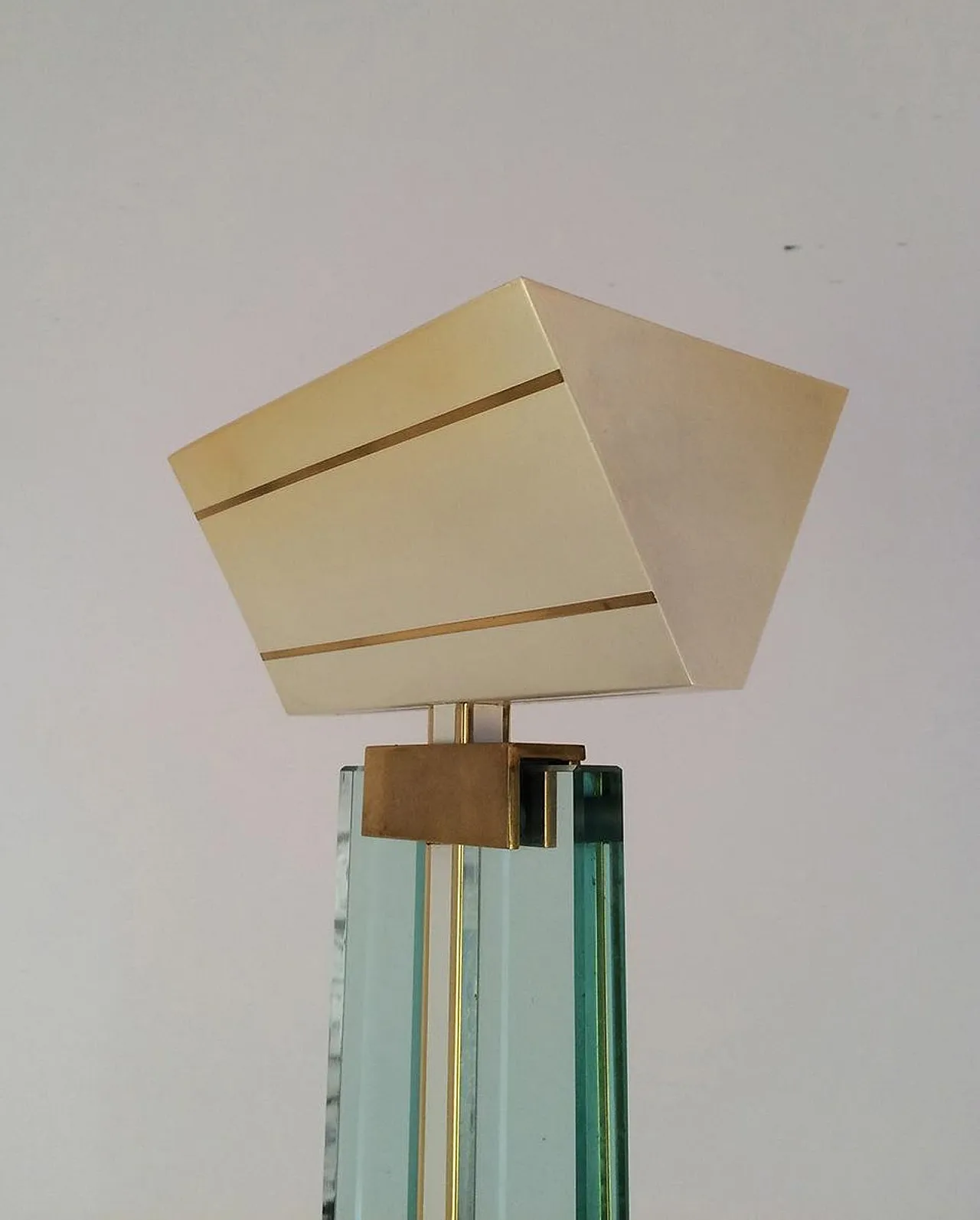 Lampada da terra in vetro, ottone e metallo laccato, circa 1970. 6