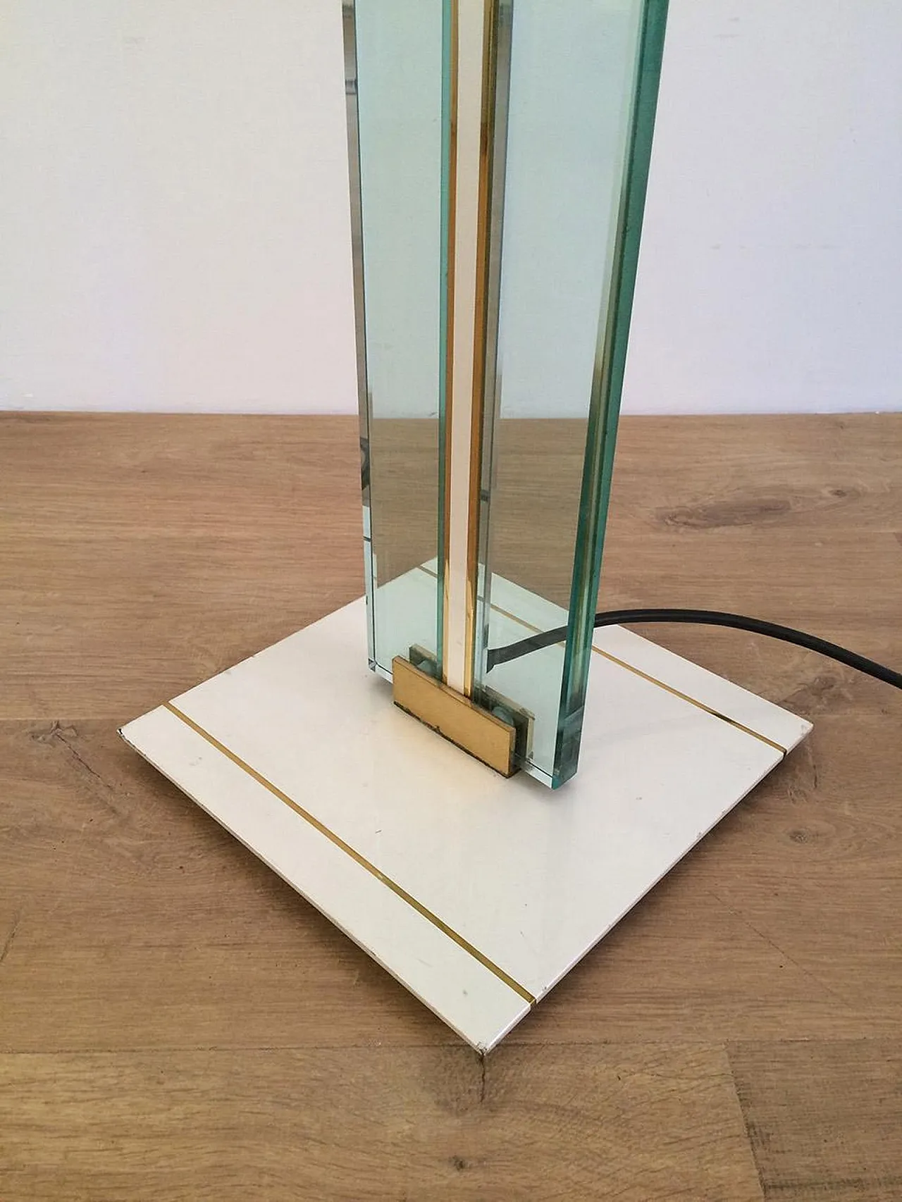 Lampada da terra in vetro, ottone e metallo laccato, circa 1970. 8