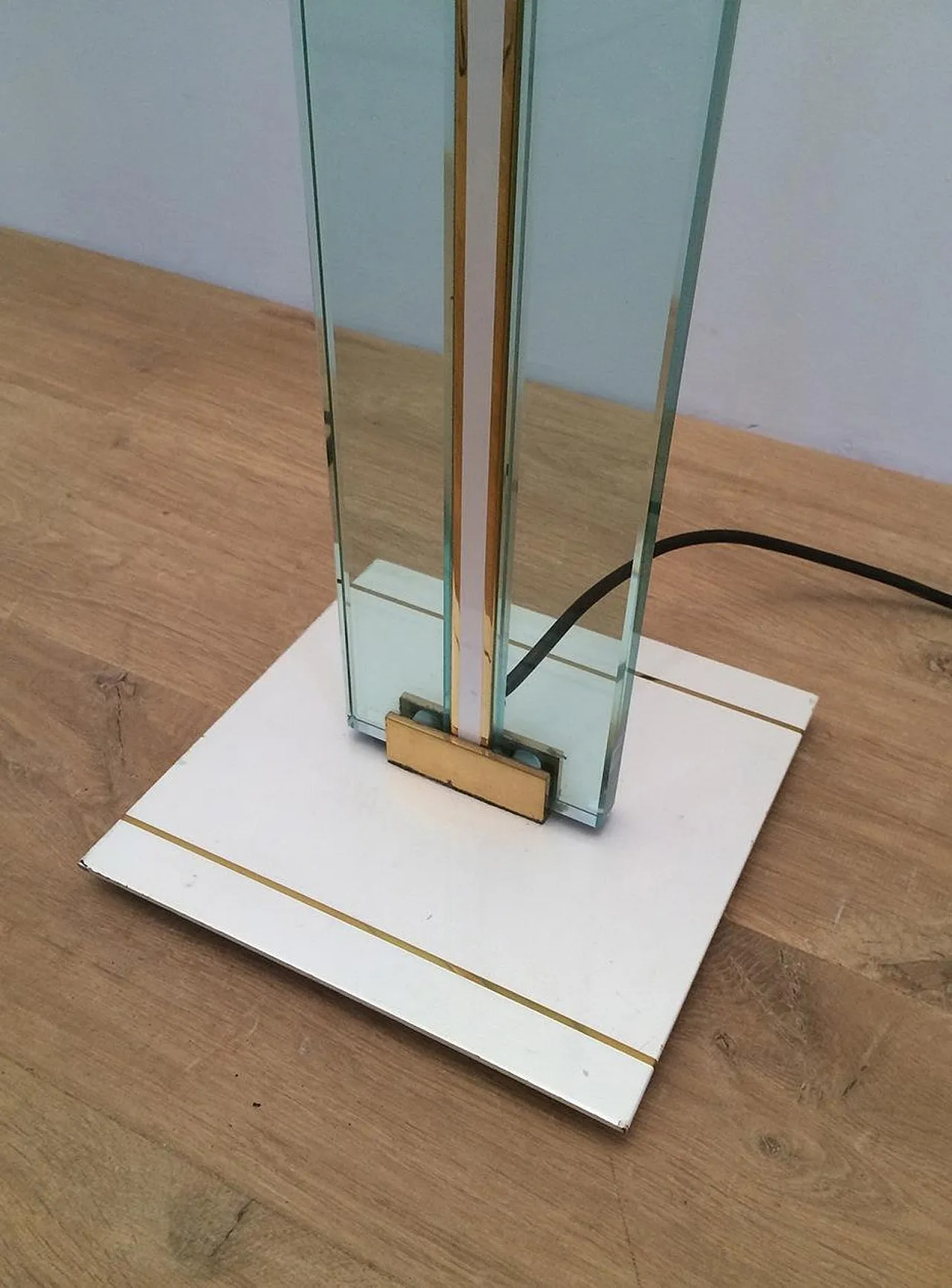 Lampada da terra in vetro, ottone e metallo laccato, circa 1970. 9