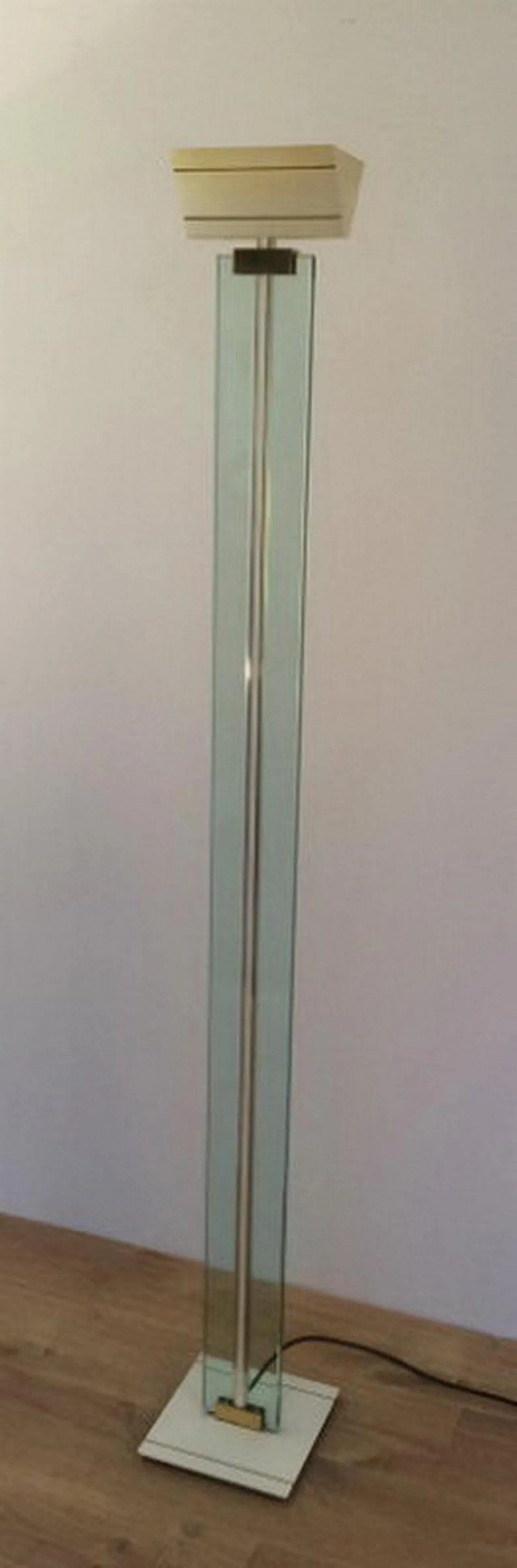 Lampada da terra in vetro, ottone e metallo laccato, circa 1970. 10