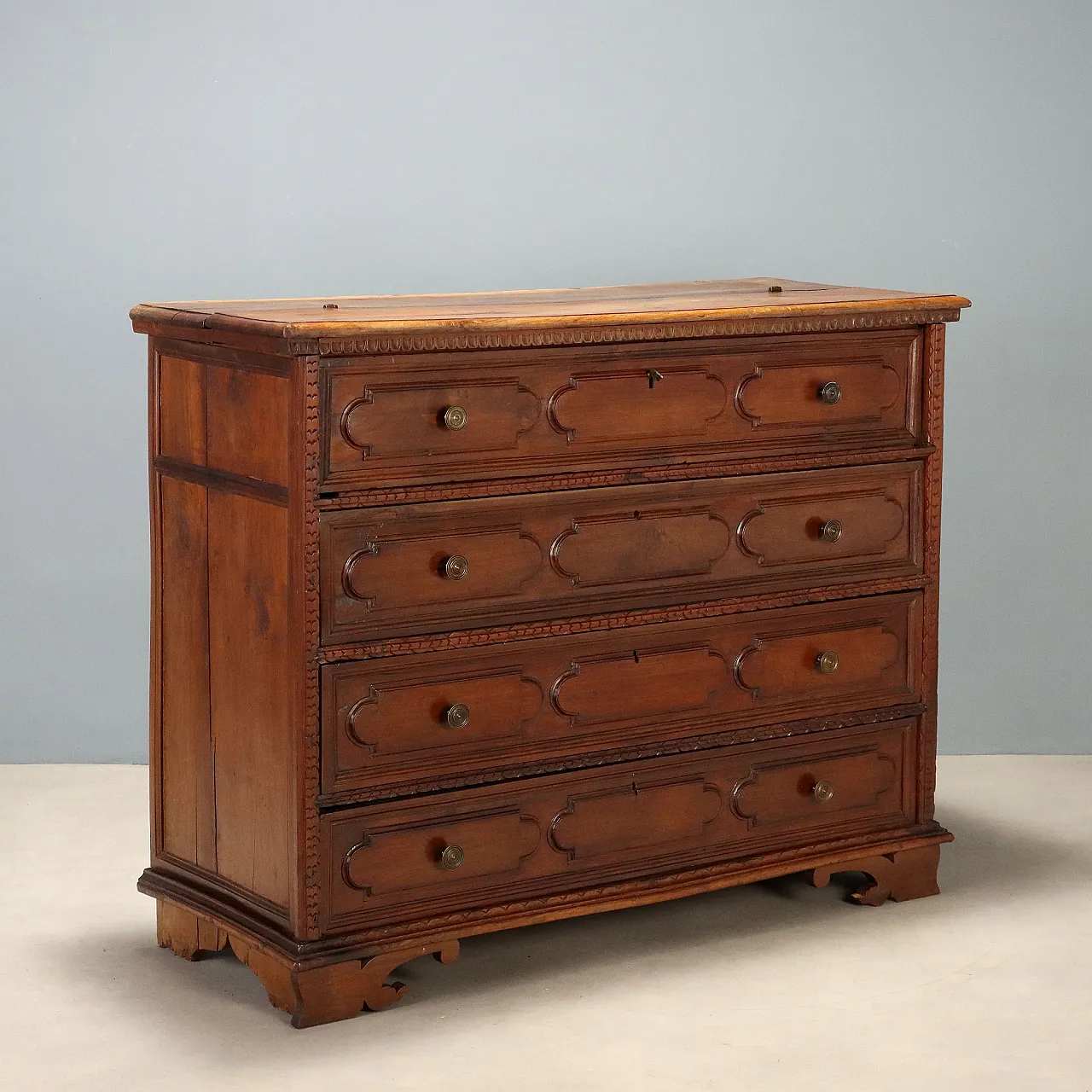 Baroque walnut chest of drawers, 17th century 1