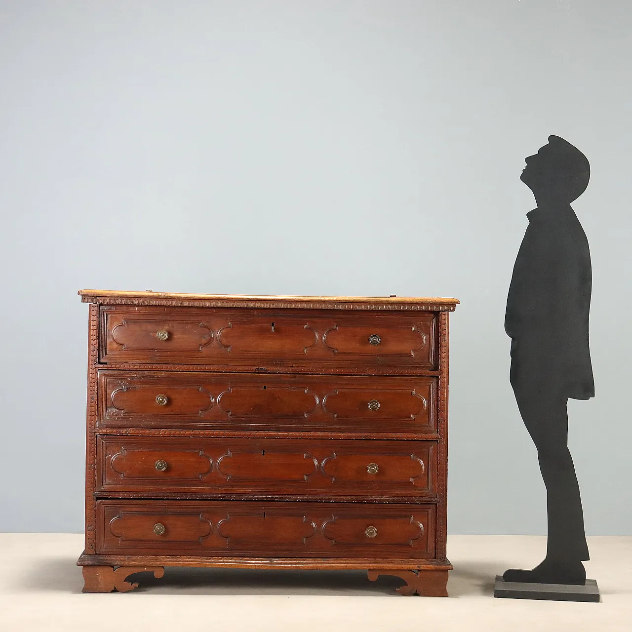 Baroque walnut chest of drawers, 17th century 3