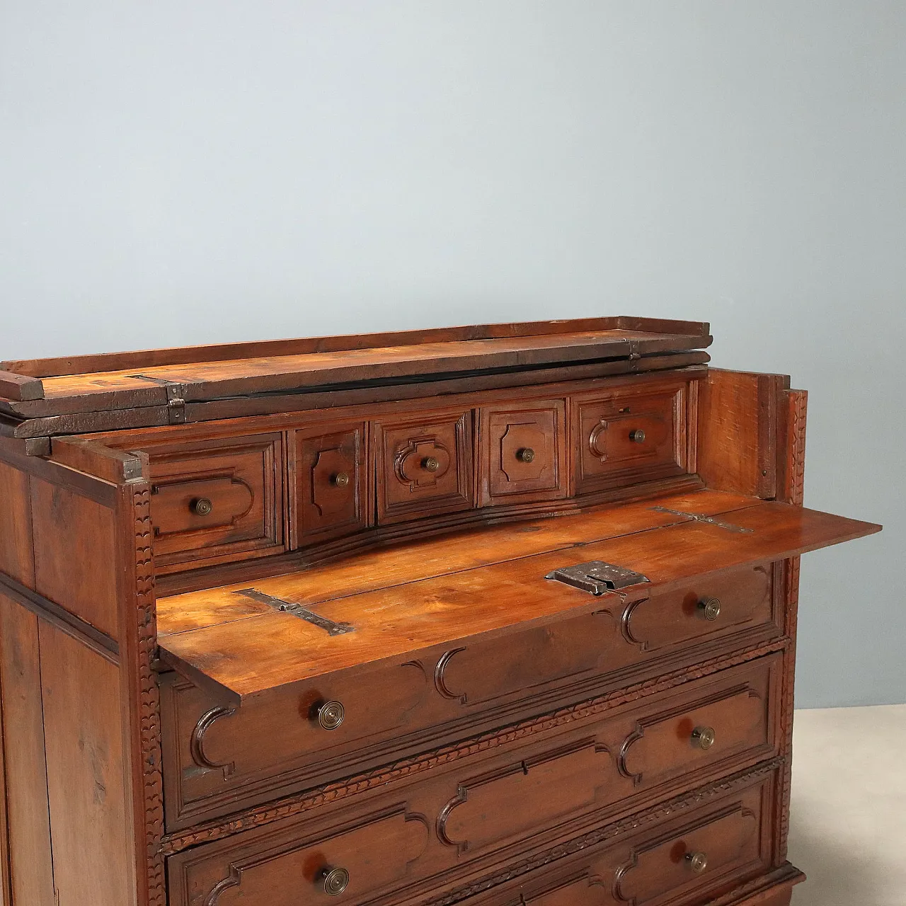 Baroque walnut chest of drawers, 17th century 4