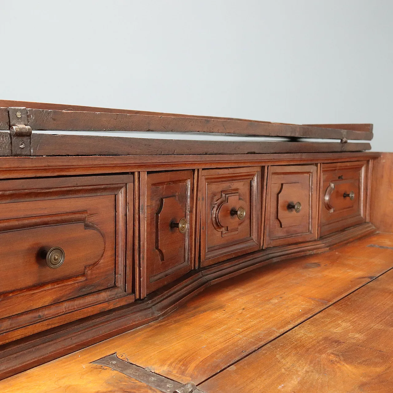 Baroque walnut chest of drawers, 17th century 5