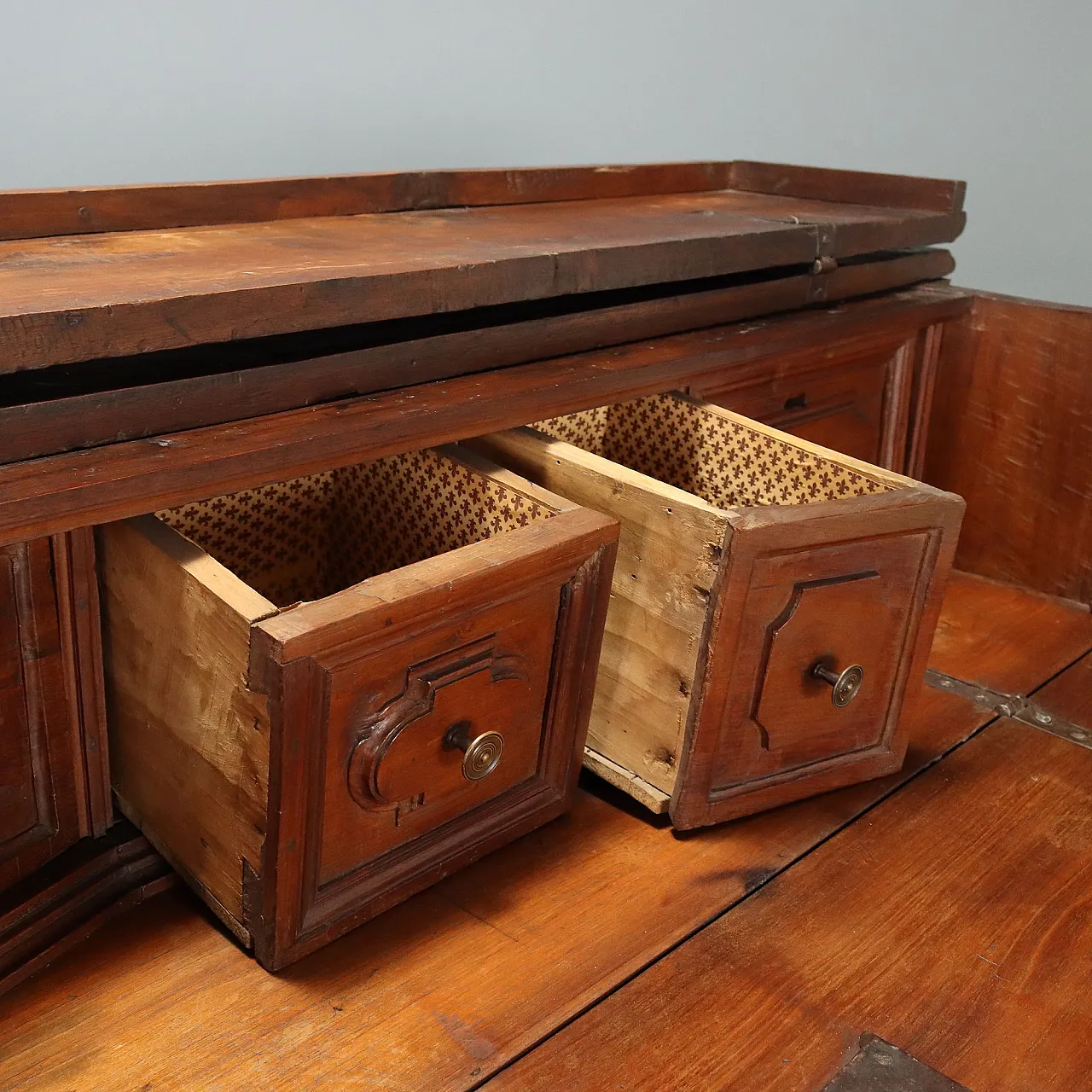 Baroque walnut chest of drawers, 17th century 6