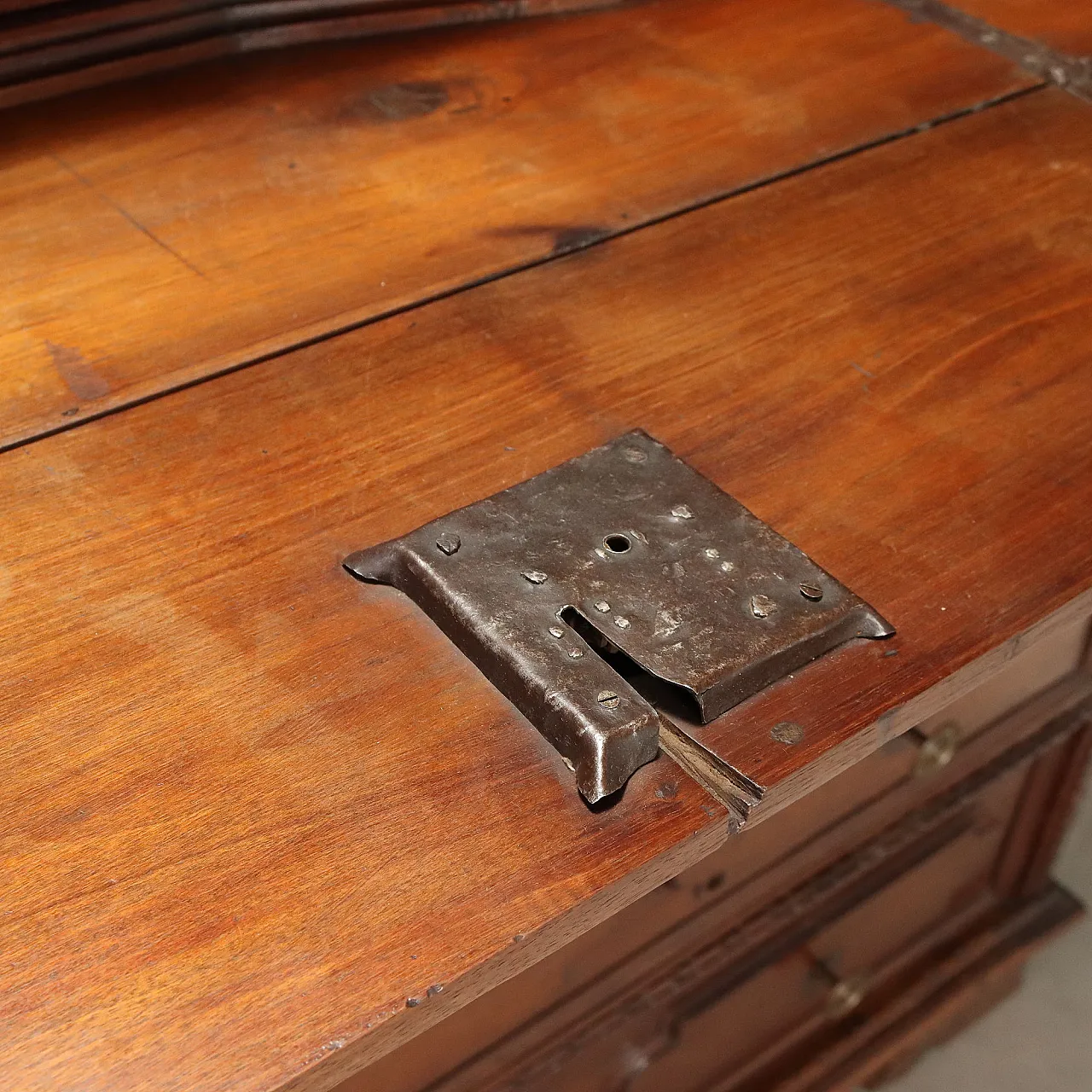 Baroque walnut chest of drawers, 17th century 7