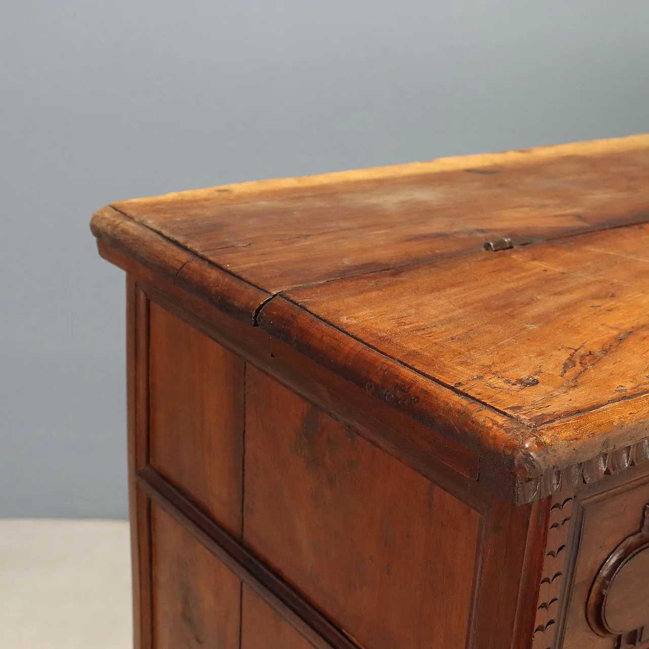 Baroque walnut chest of drawers, 17th century 8
