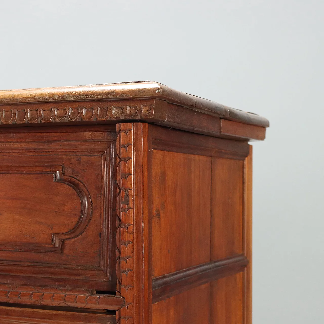 Baroque walnut chest of drawers, 17th century 9