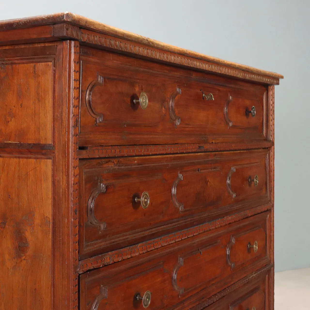 Baroque walnut chest of drawers, 17th century 10