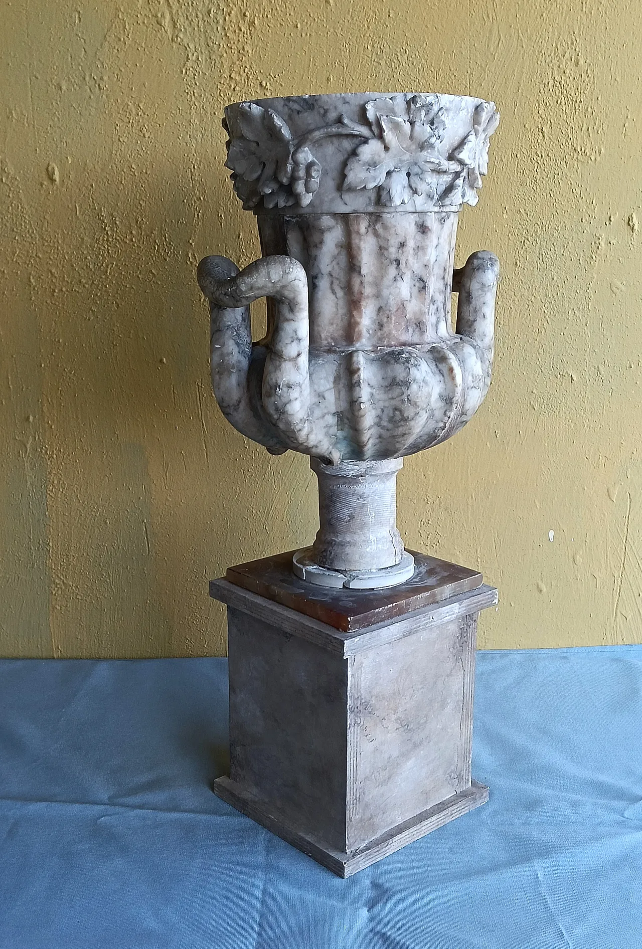 Marble vase in Neoclassical style, 20th century 1