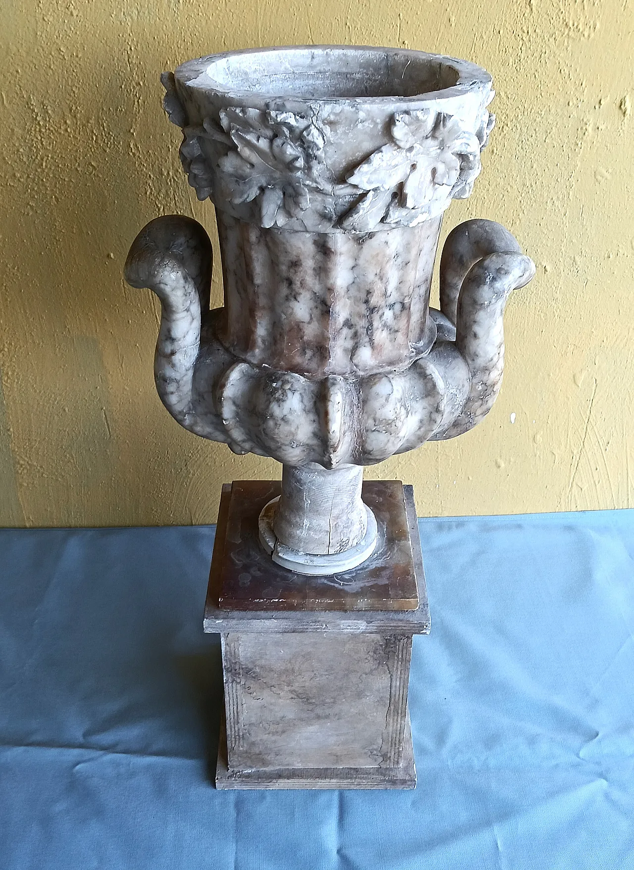 Marble vase in Neoclassical style, 20th century 2