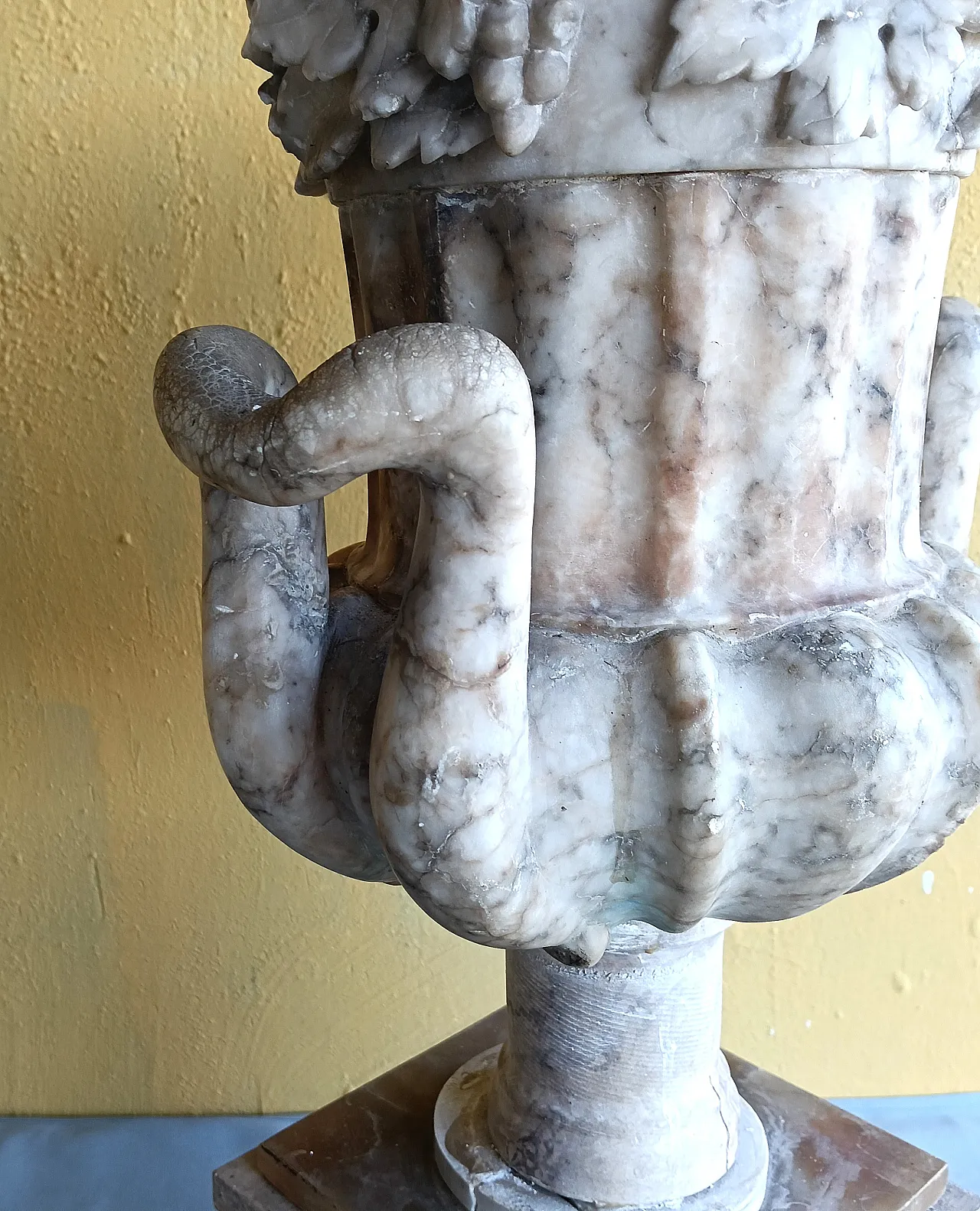 Marble vase in Neoclassical style, 20th century 3