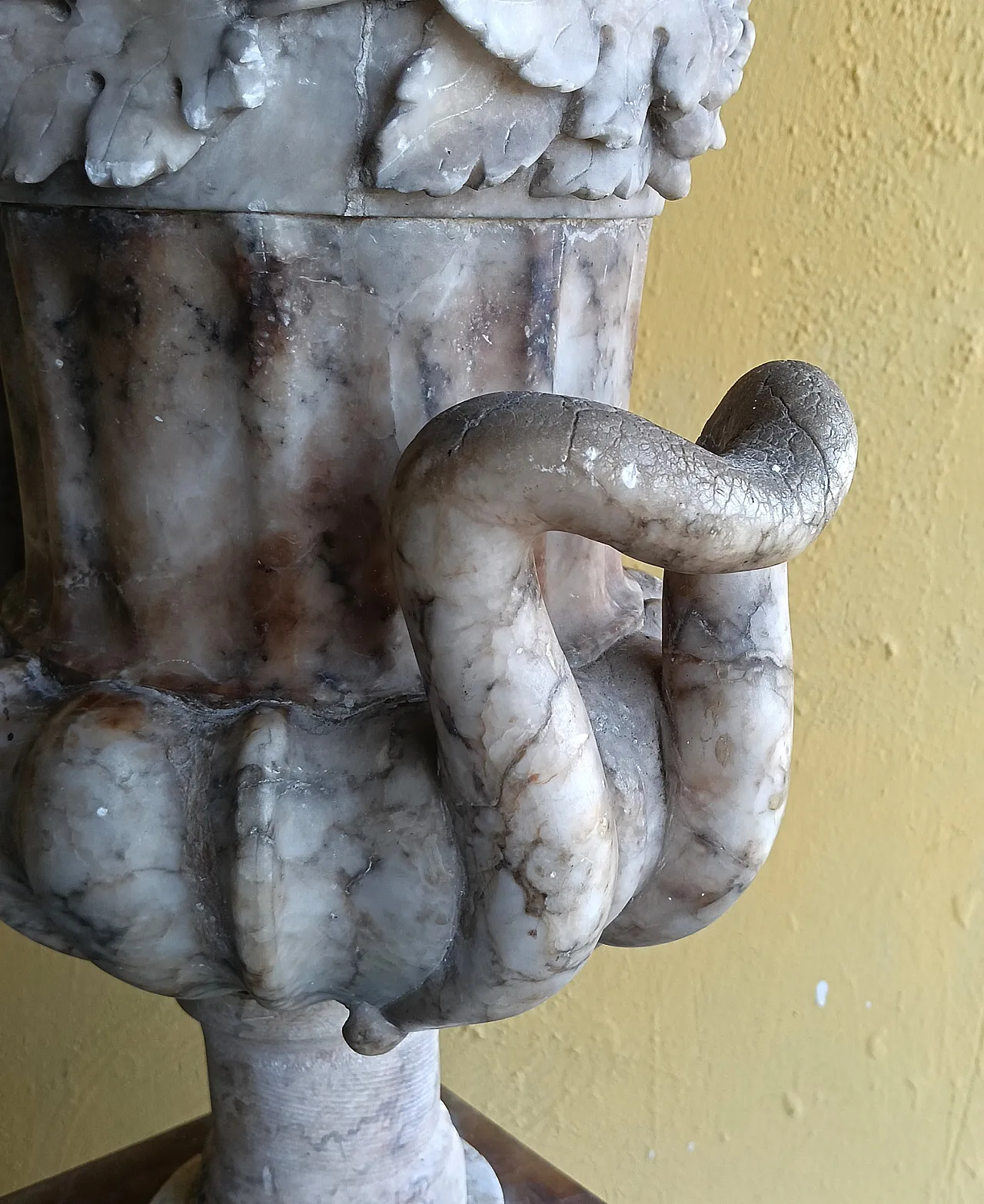 Marble vase in Neoclassical style, 20th century 4