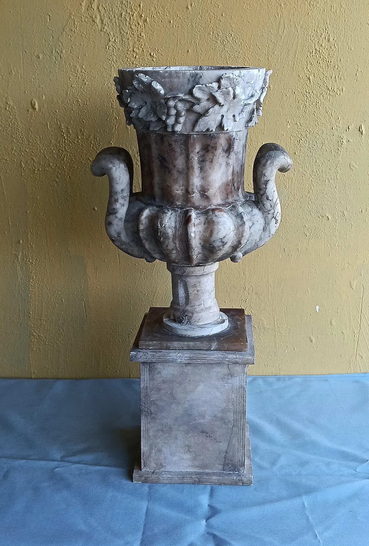 Marble vase in Neoclassical style, 20th century 5