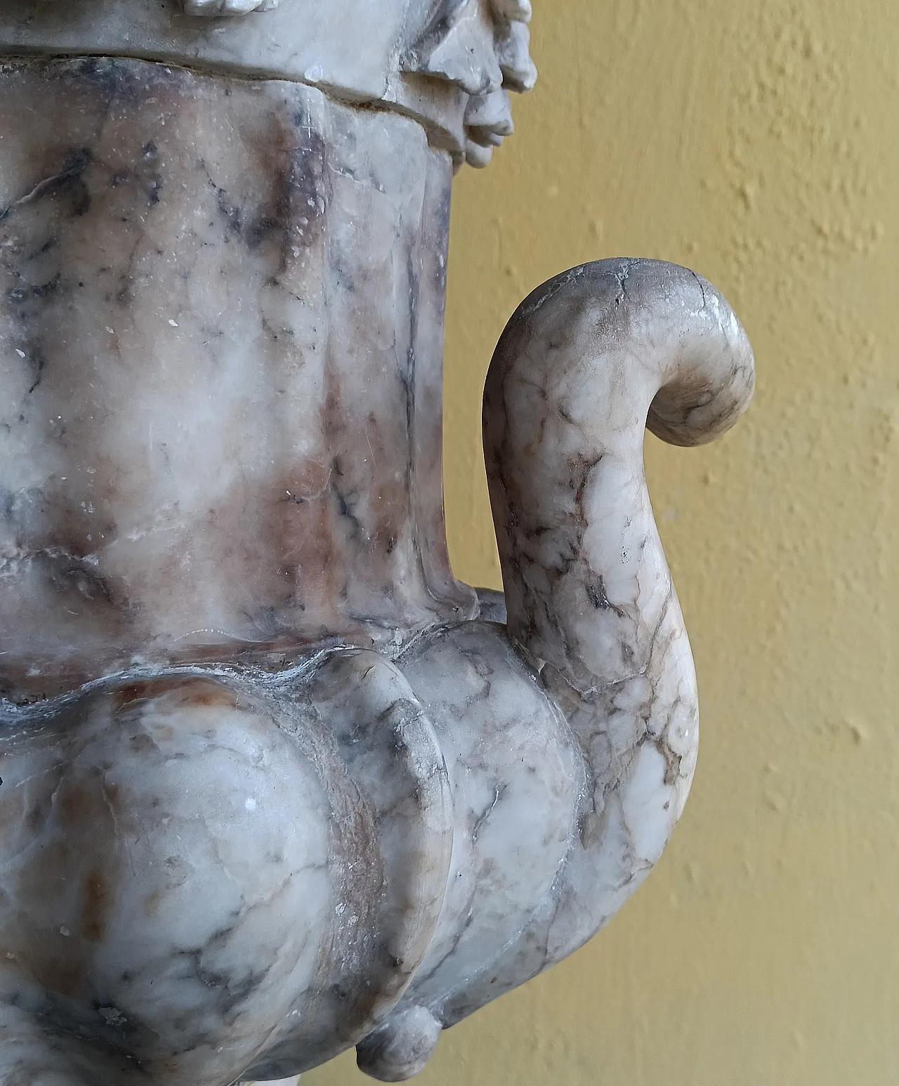 Marble vase in Neoclassical style, 20th century 6