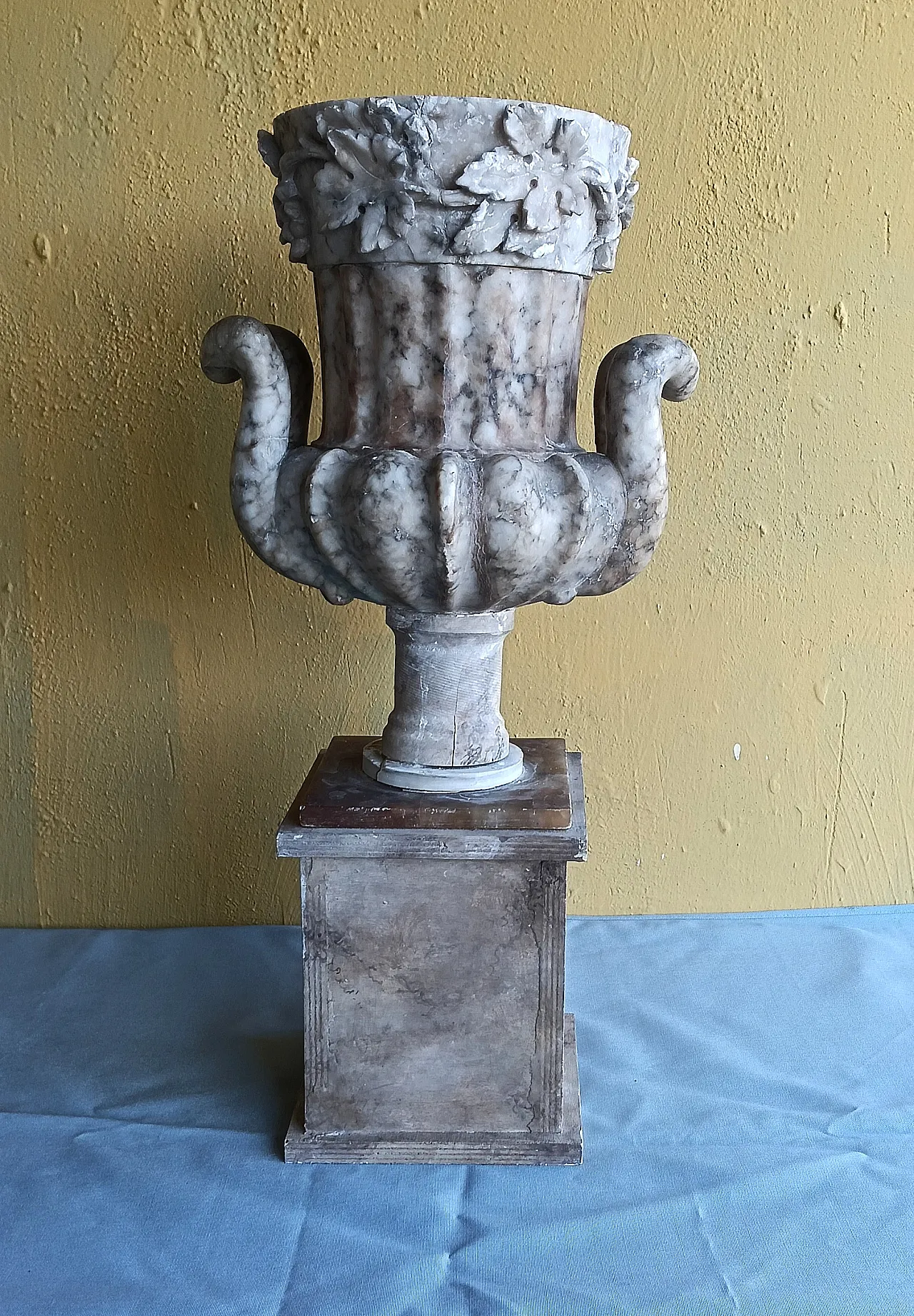 Marble vase in Neoclassical style, 20th century 7