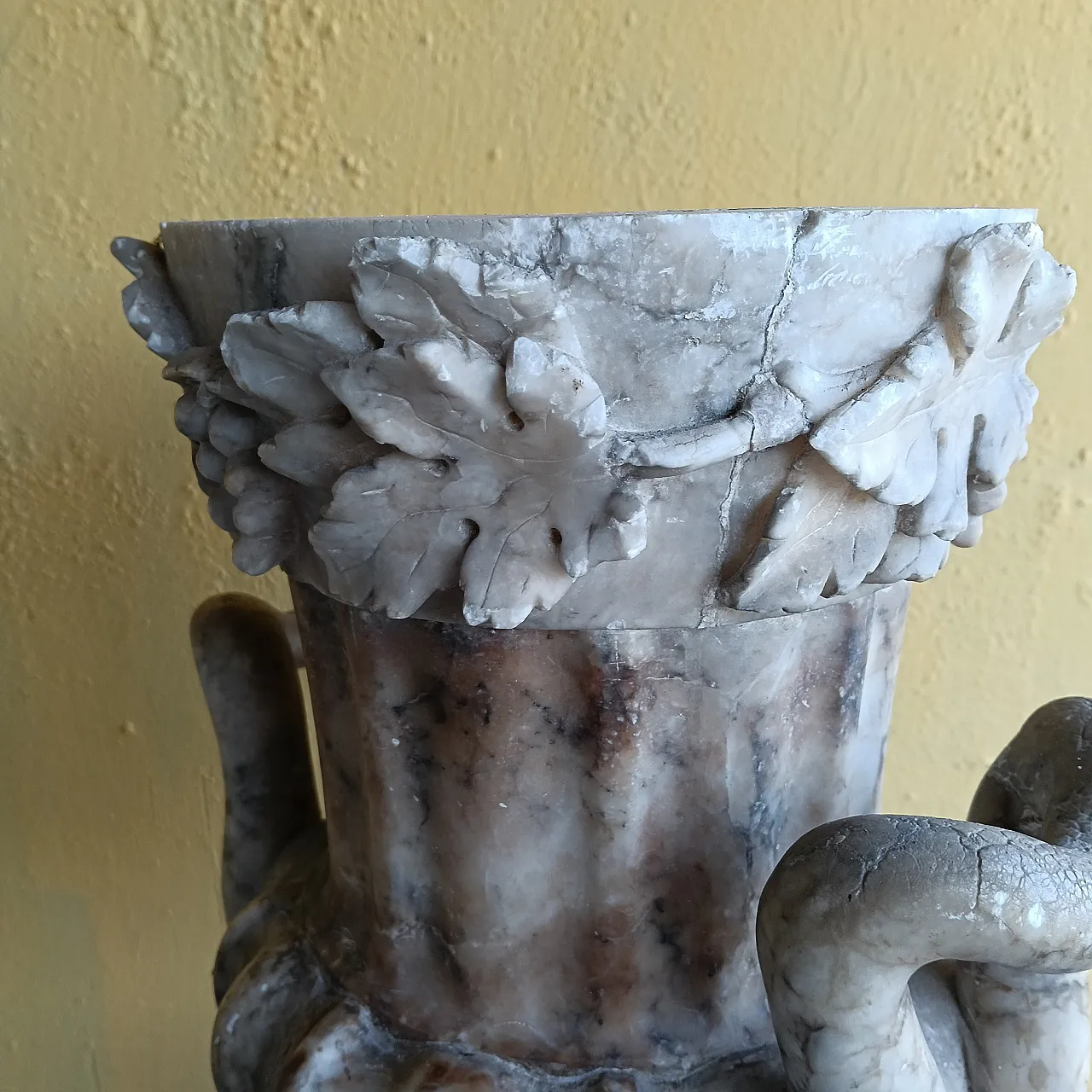 Marble vase in Neoclassical style, 20th century 8