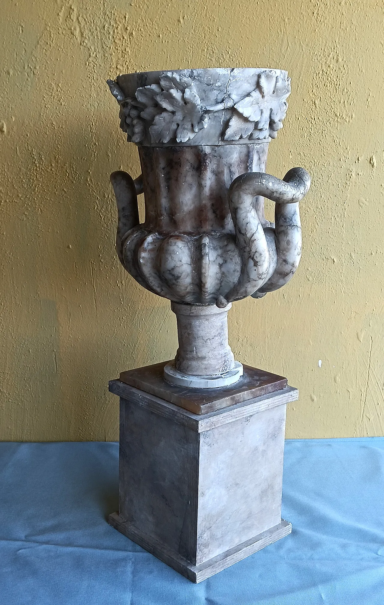 Marble vase in Neoclassical style, 20th century 9
