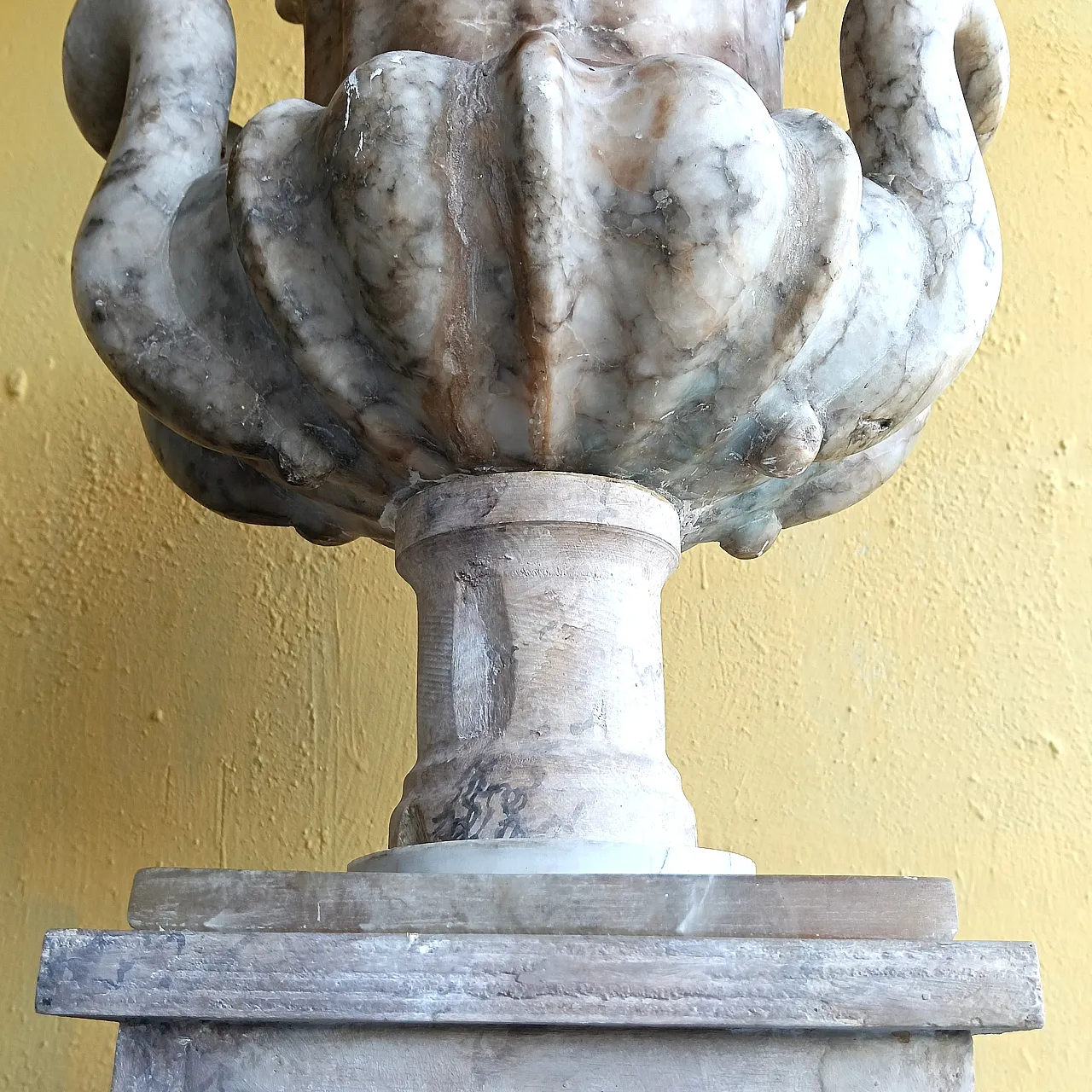 Marble vase in Neoclassical style, 20th century 10