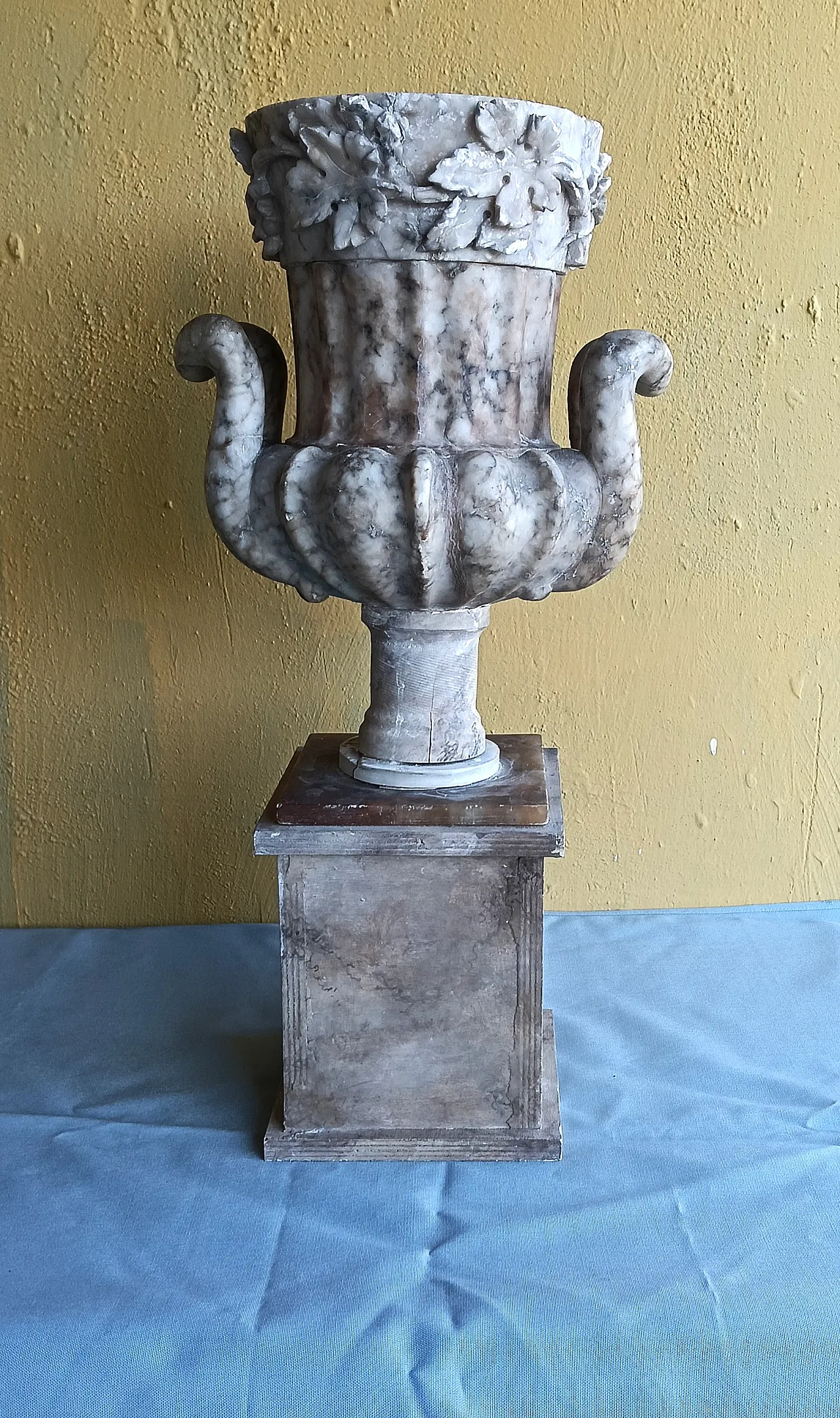Marble vase in Neoclassical style, 20th century 11