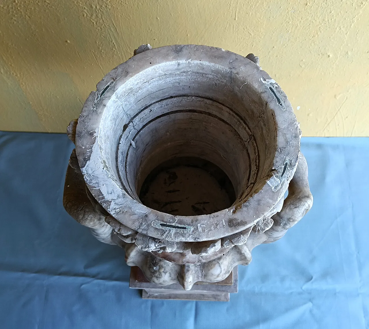 Marble vase in Neoclassical style, 20th century 12