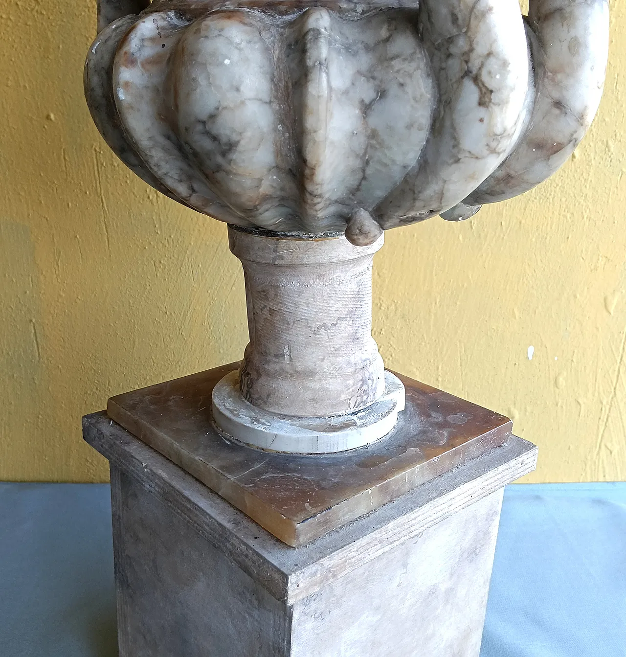 Marble vase in Neoclassical style, 20th century 14