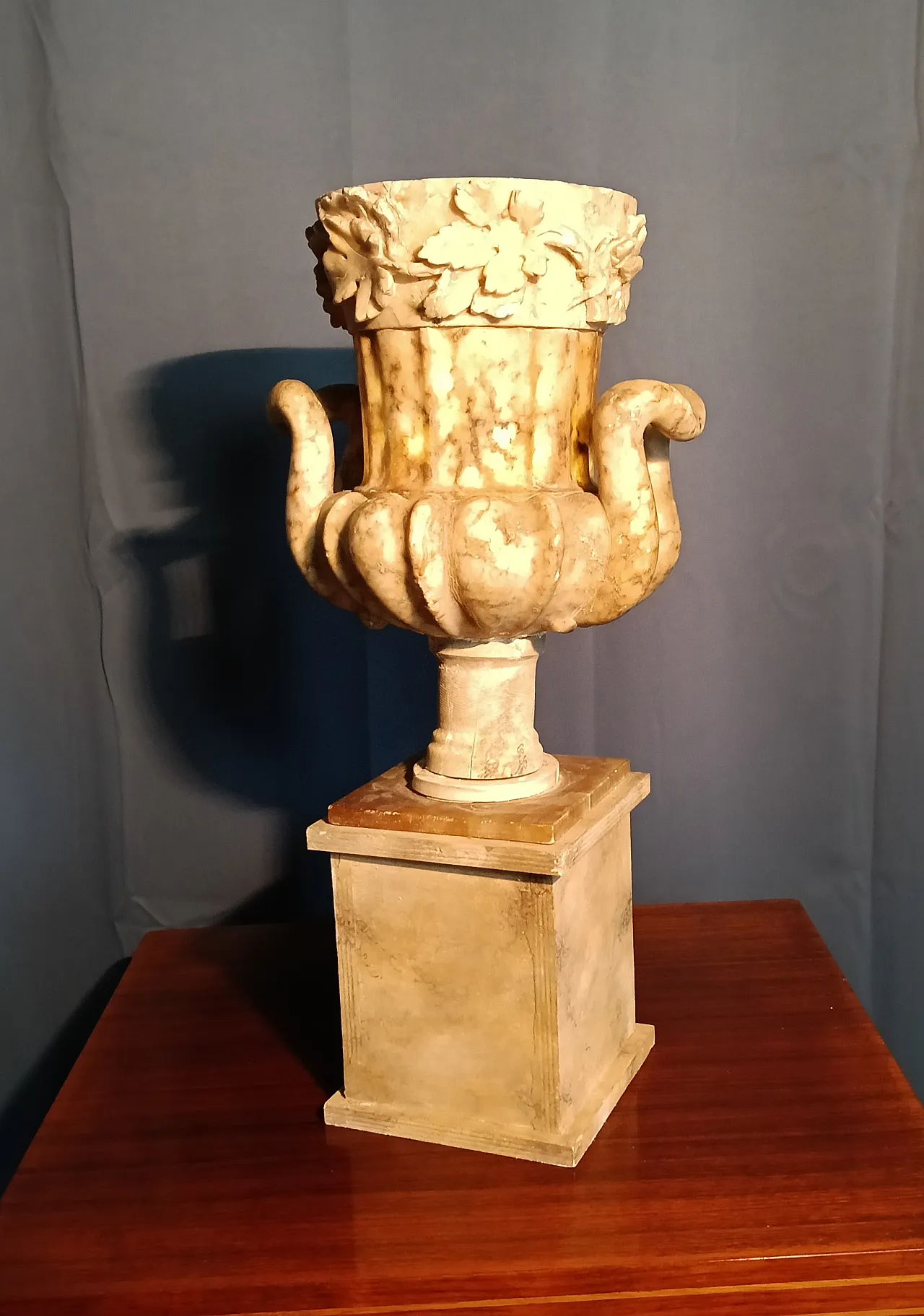 Marble vase in Neoclassical style, 20th century 15