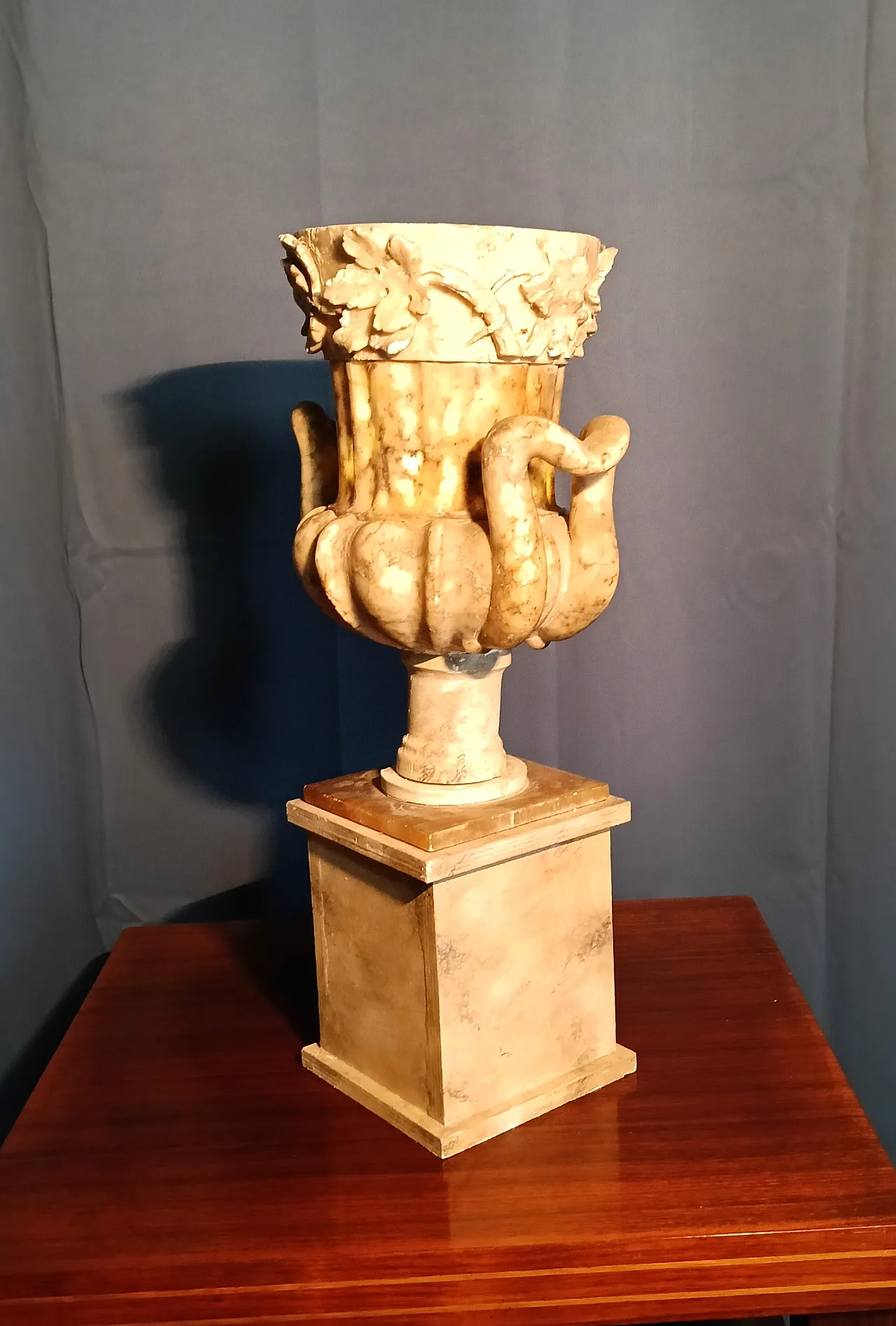 Marble vase in Neoclassical style, 20th century 16