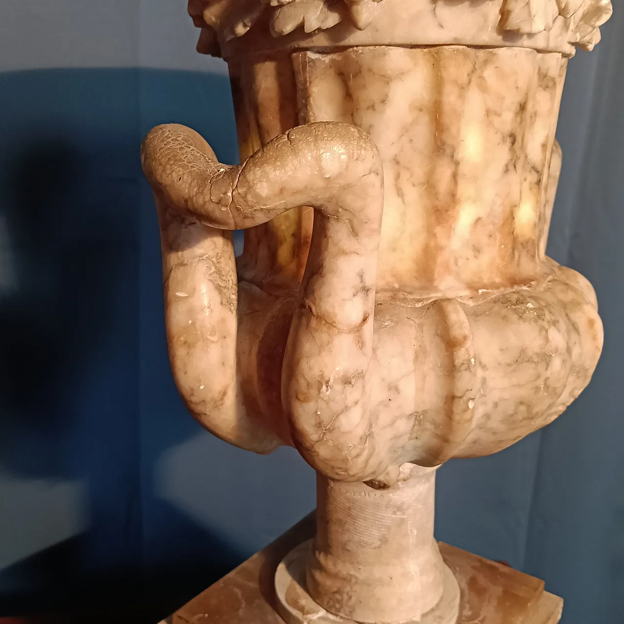 Marble vase in Neoclassical style, 20th century 17