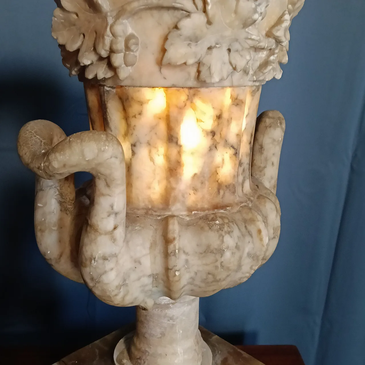 Marble vase in Neoclassical style, 20th century 18