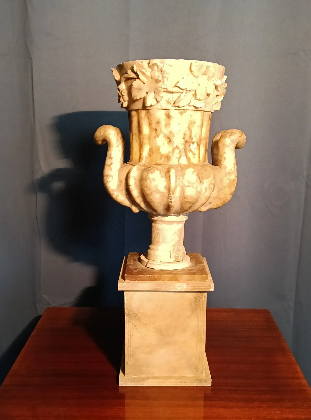 Marble vase in Neoclassical style, 20th century 20