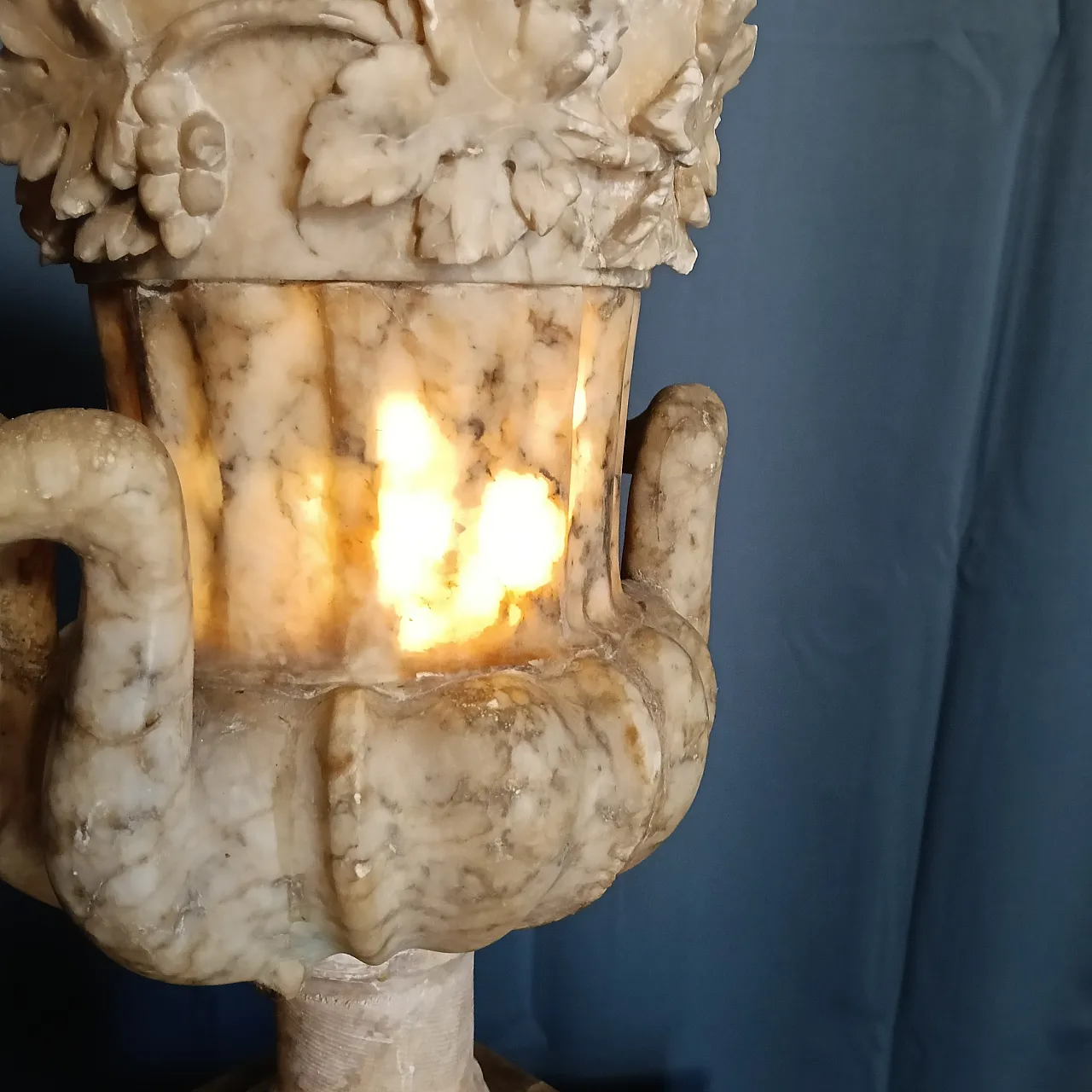 Marble vase in Neoclassical style, 20th century 21