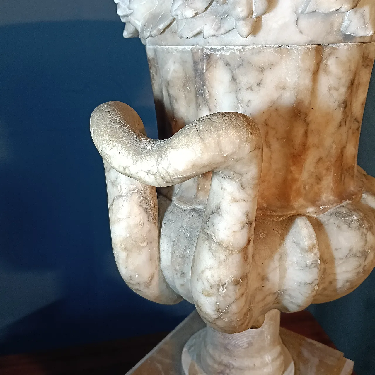 Marble vase in Neoclassical style, 20th century 22