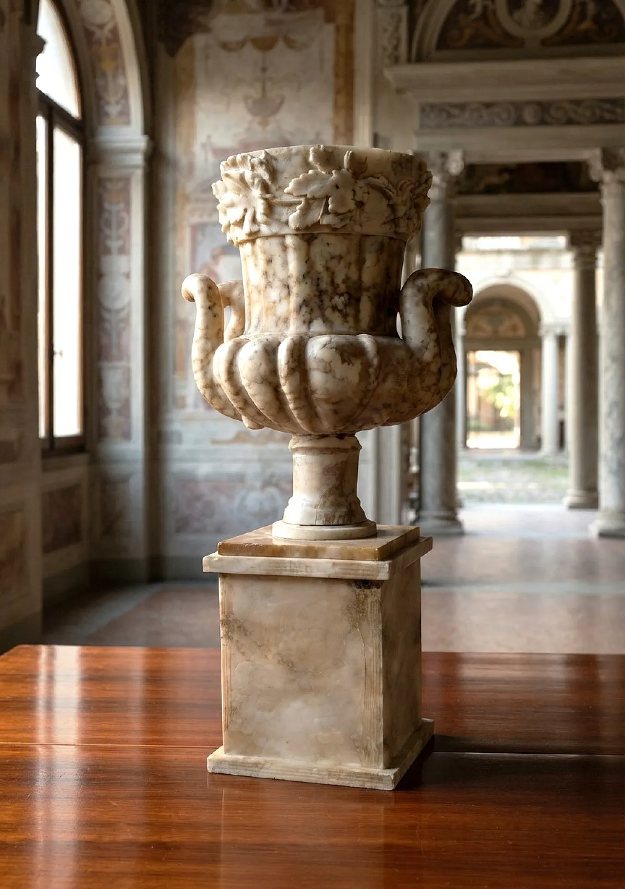 Marble vase in Neoclassical style, 20th century 27
