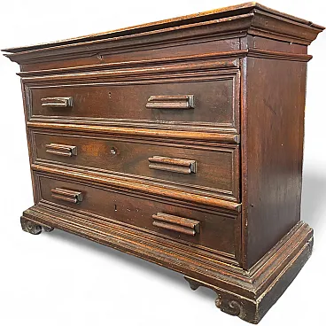 Umbrian chest of drawers in solid walnut patina, 17th century