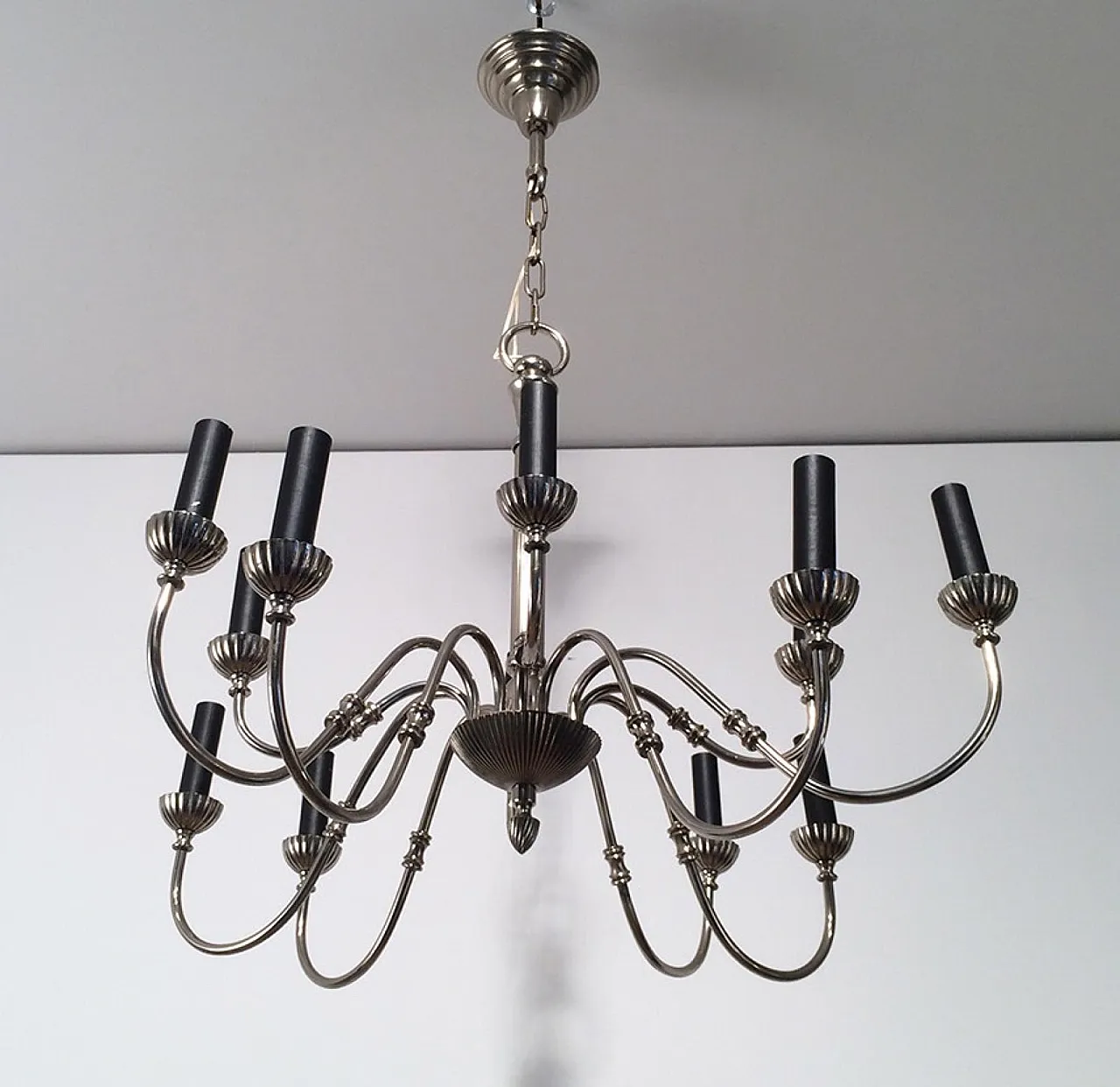 Lampadario neoclassico a 12 luci placcato in argento, circa 1940. 2