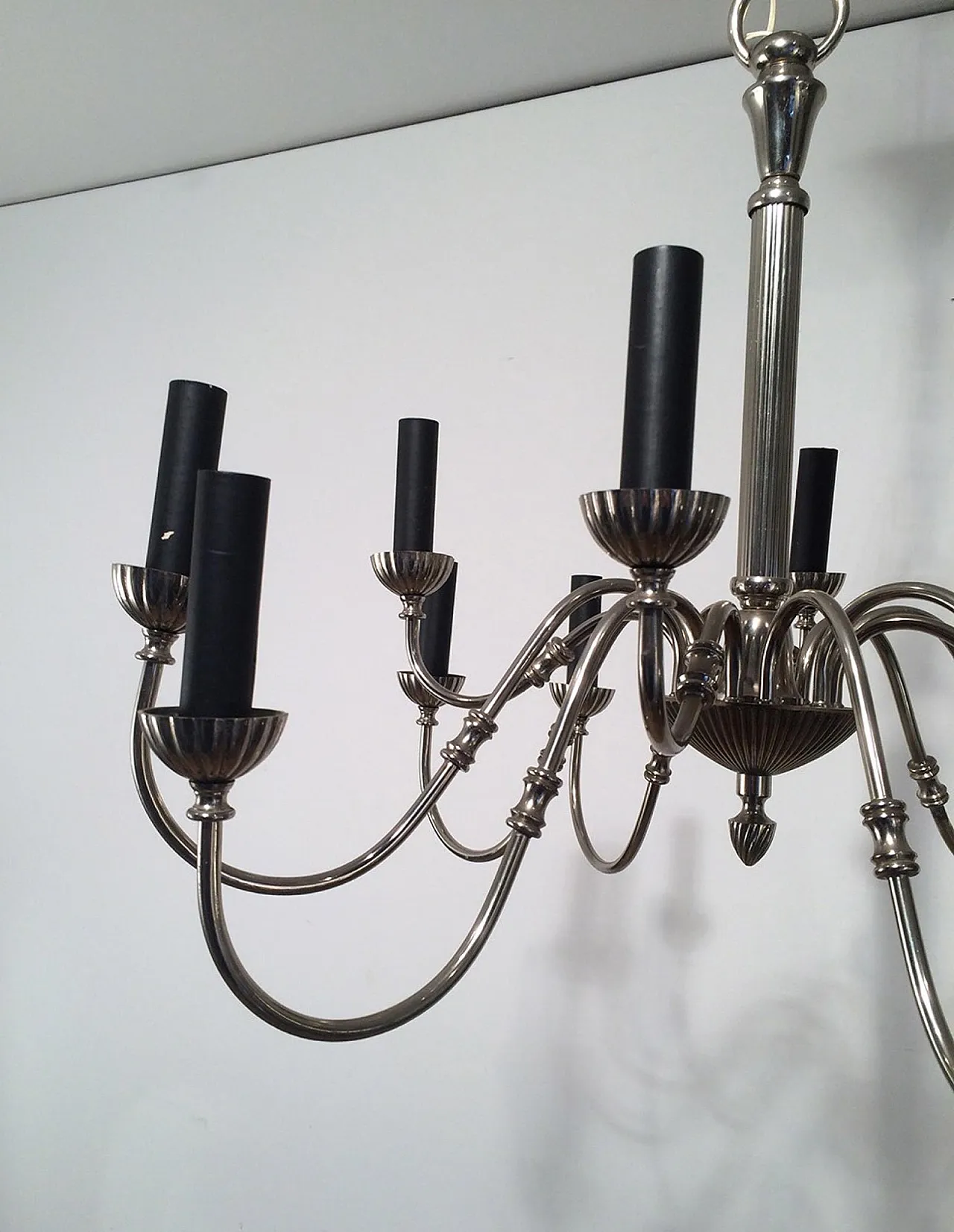 Lampadario neoclassico a 12 luci placcato in argento, circa 1940. 3