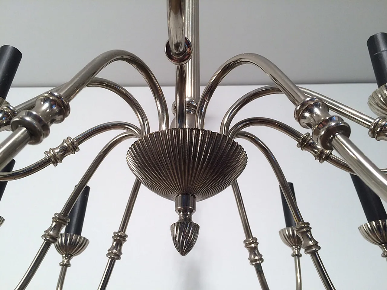 Lampadario neoclassico a 12 luci placcato in argento, circa 1940. 4