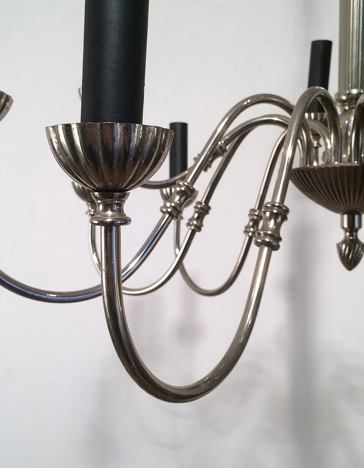 Lampadario neoclassico a 12 luci placcato in argento, circa 1940. 5