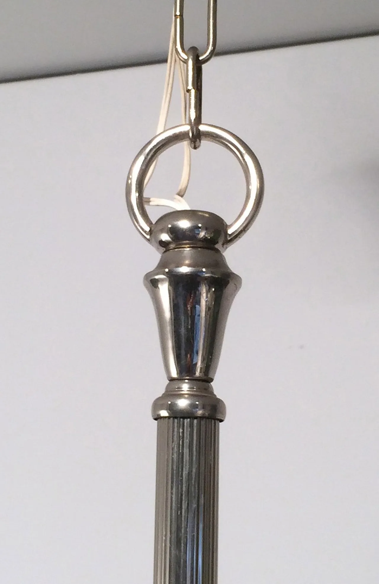 Lampadario neoclassico a 12 luci placcato in argento, circa 1940. 6
