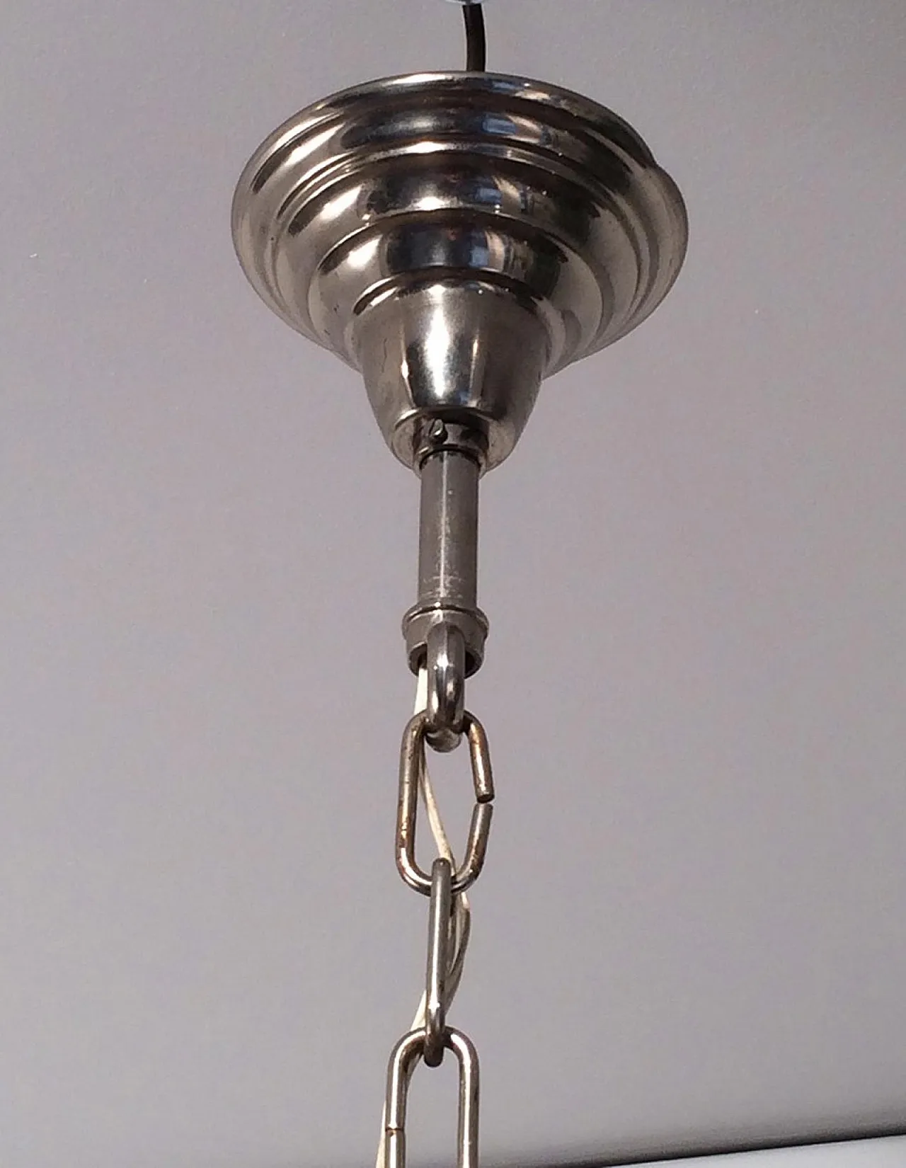 Lampadario neoclassico a 12 luci placcato in argento, circa 1940. 7