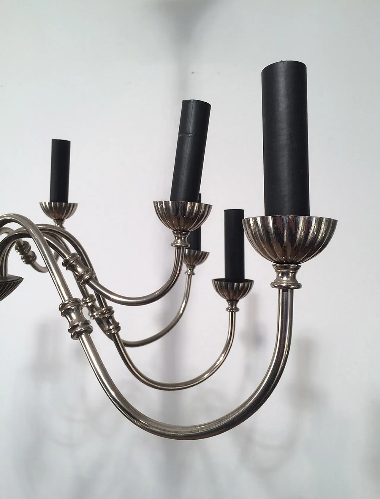 Lampadario neoclassico a 12 luci placcato in argento, circa 1940. 8