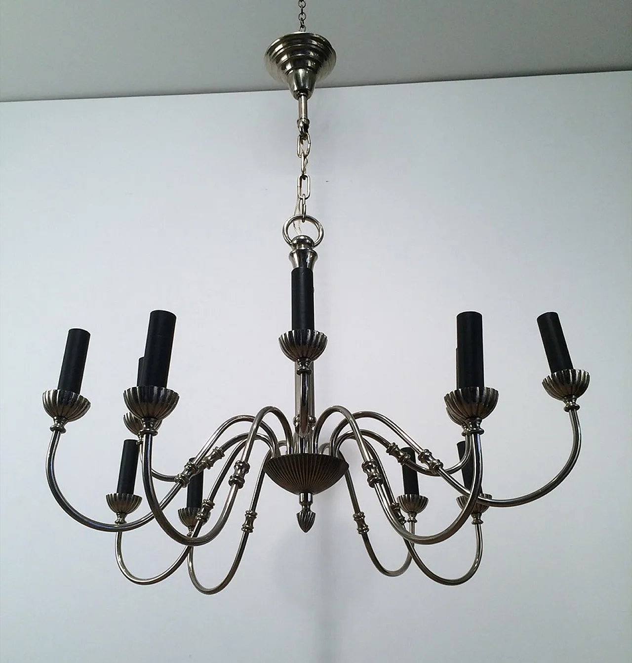 Lampadario neoclassico a 12 luci placcato in argento, circa 1940. 9