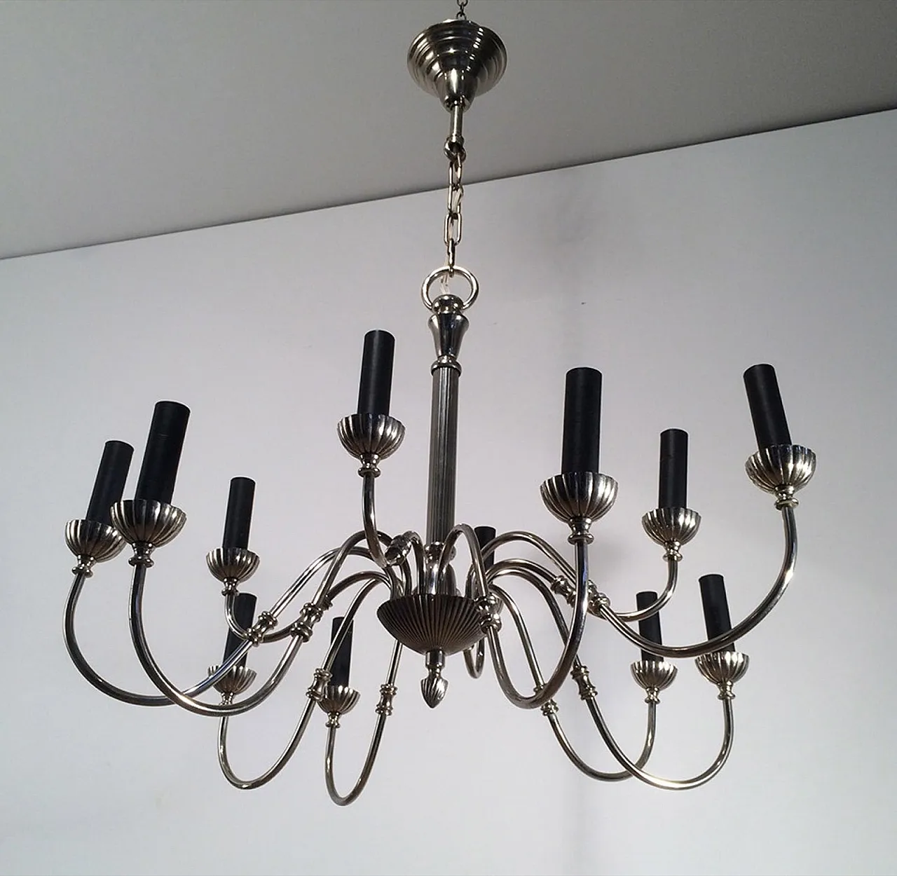Lampadario neoclassico a 12 luci placcato in argento, circa 1940. 10