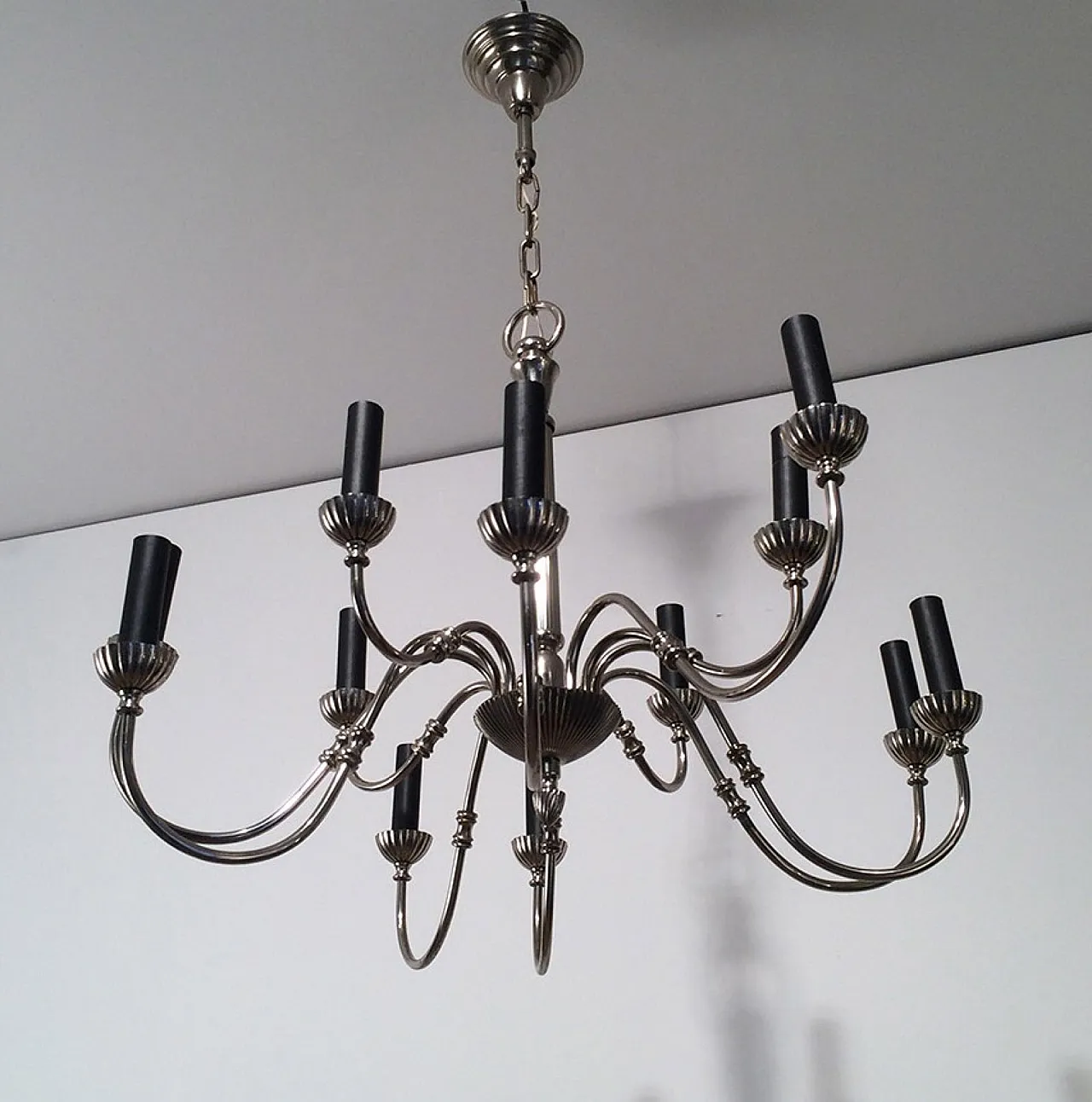 Lampadario neoclassico a 12 luci placcato in argento, circa 1940. 11