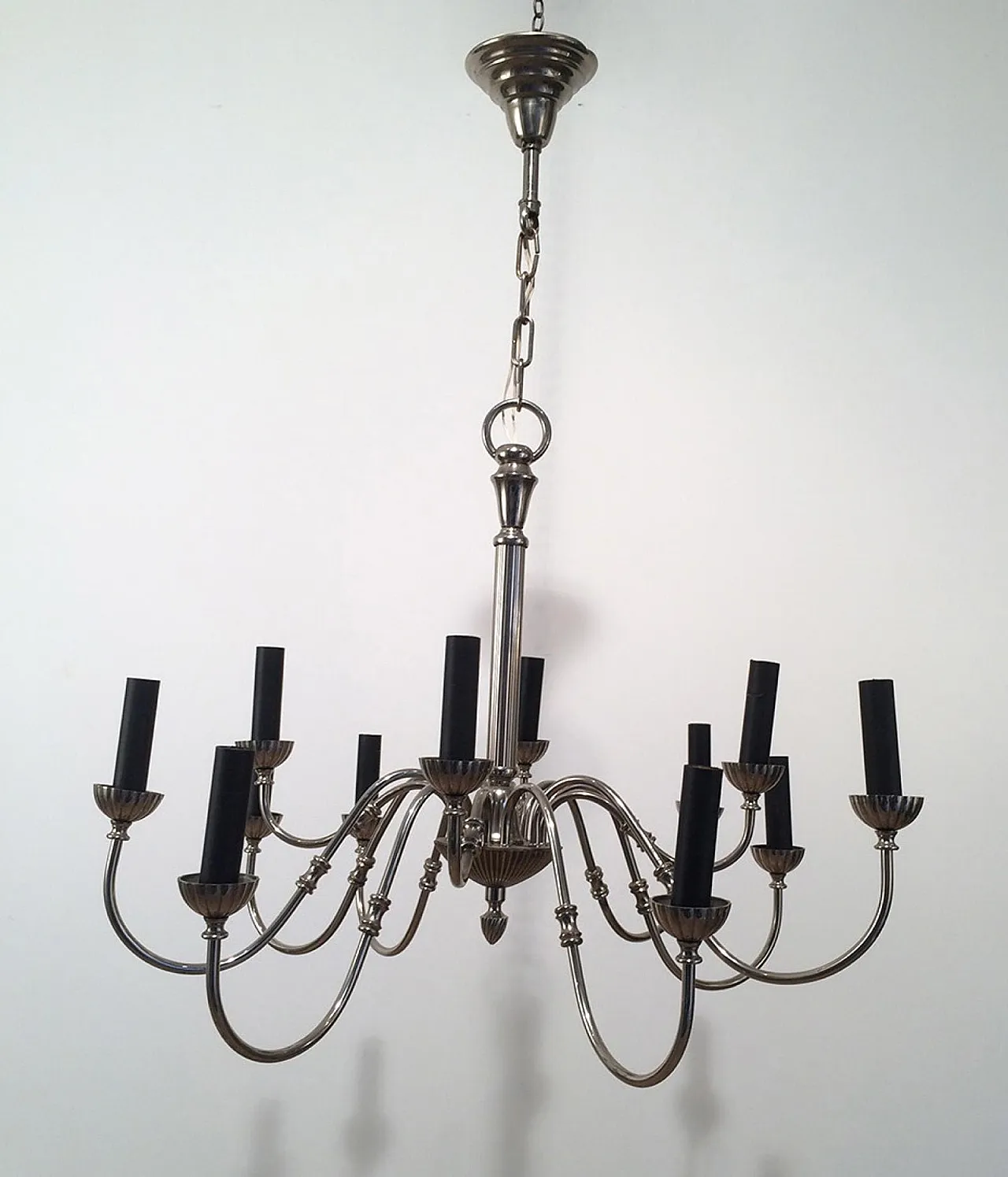 Lampadario neoclassico a 12 luci placcato in argento, circa 1940. 12