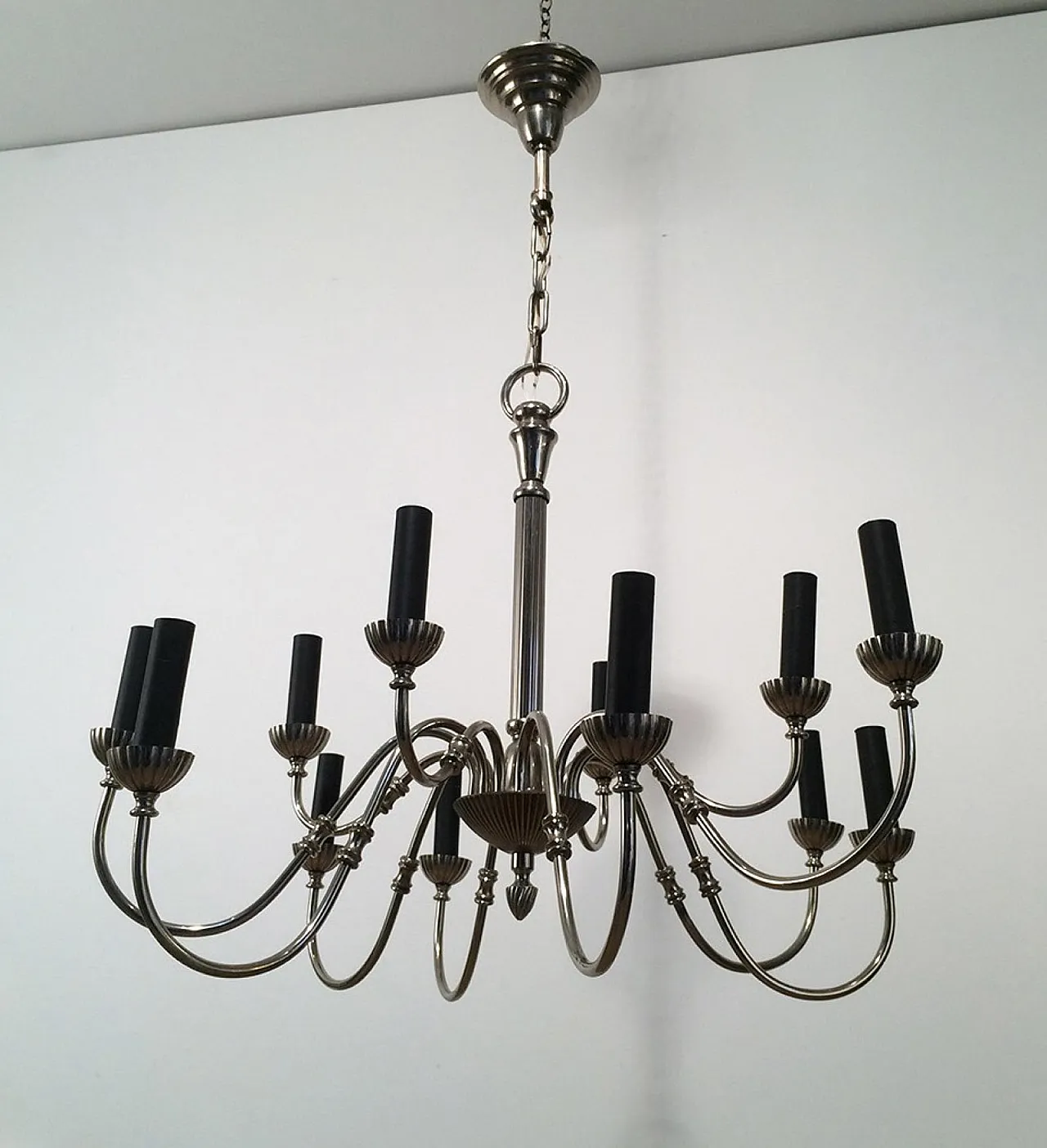 Lampadario neoclassico a 12 luci placcato in argento, circa 1940. 13