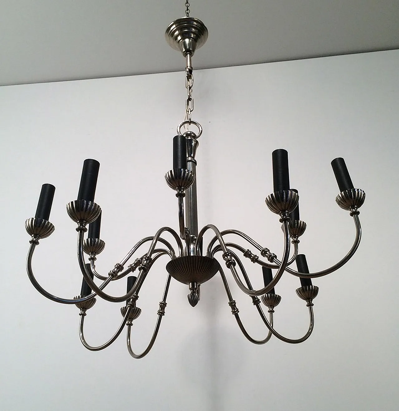 Lampadario neoclassico a 12 luci placcato in argento, circa 1940. 14